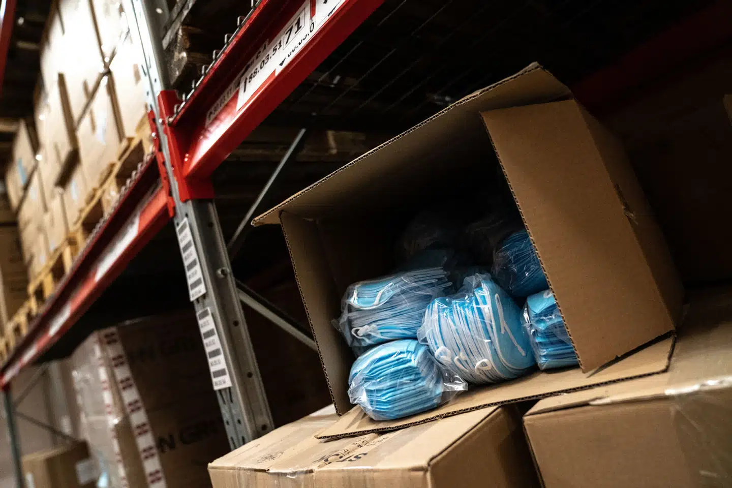 Arkivfoto: Mundbind, håndsprit, kitler og handsker hober sig op på Region Hovedstadens lager. Nu skal det kasseres.