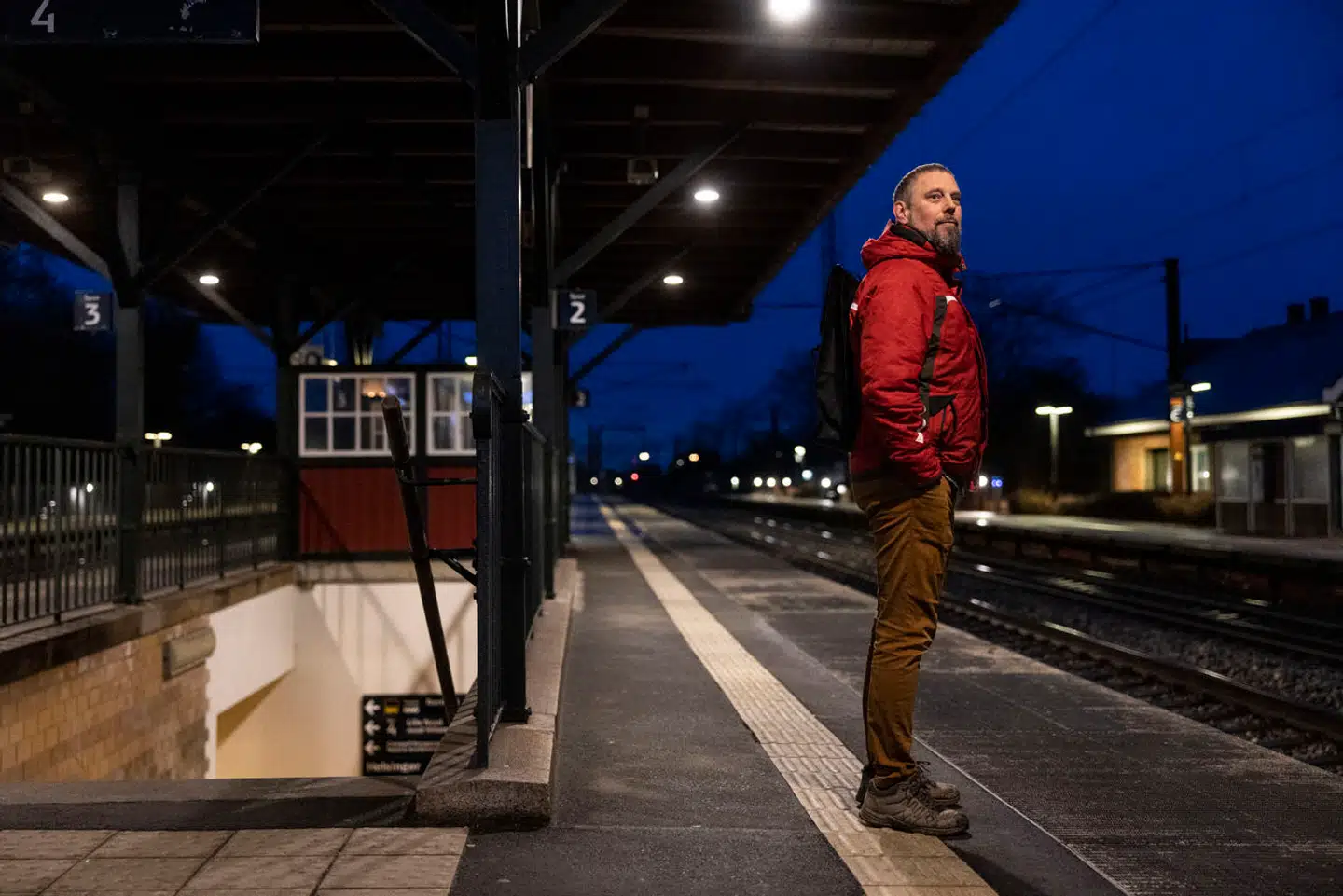 Anders Kværnø vækker sine børn tidligt og afleverer dem i institution, »nærmest inden de åbner«. Hele familien har tilrettelagt hverdagen efter Kystbanens køreplan. Nye tal for punktlighed bekræfter, at det kan være nødvendigt.