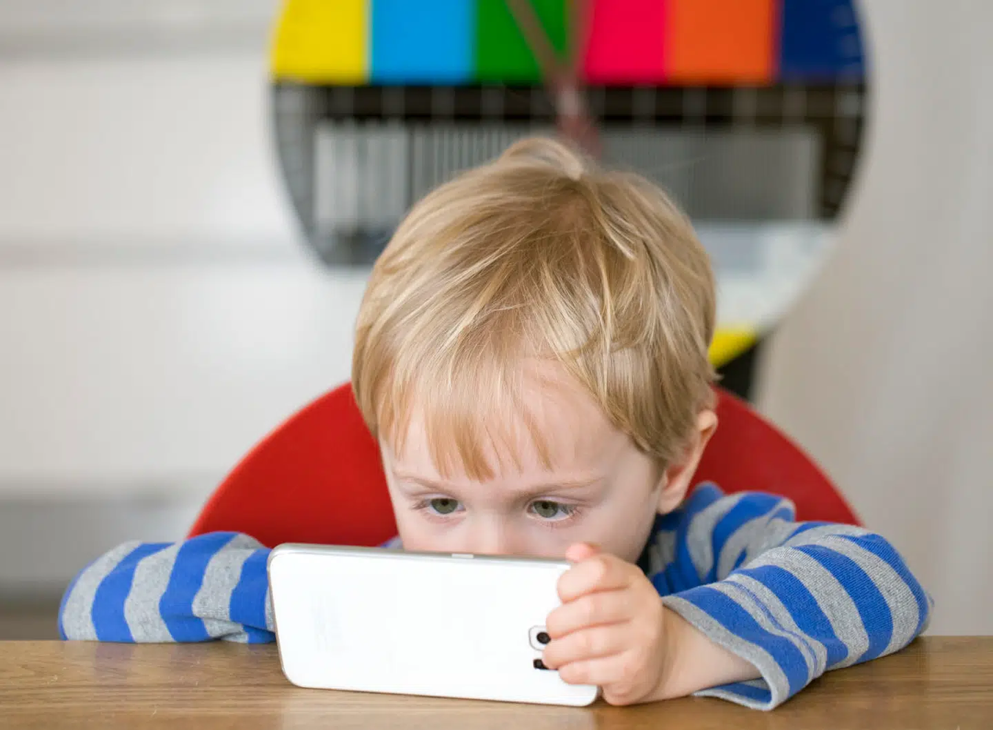 Der er »akut« behov for at vide om, hvad der sker, når små børn udsættes for blinkende lys og bippende lyde fra iPad og iPhone, mener professor.