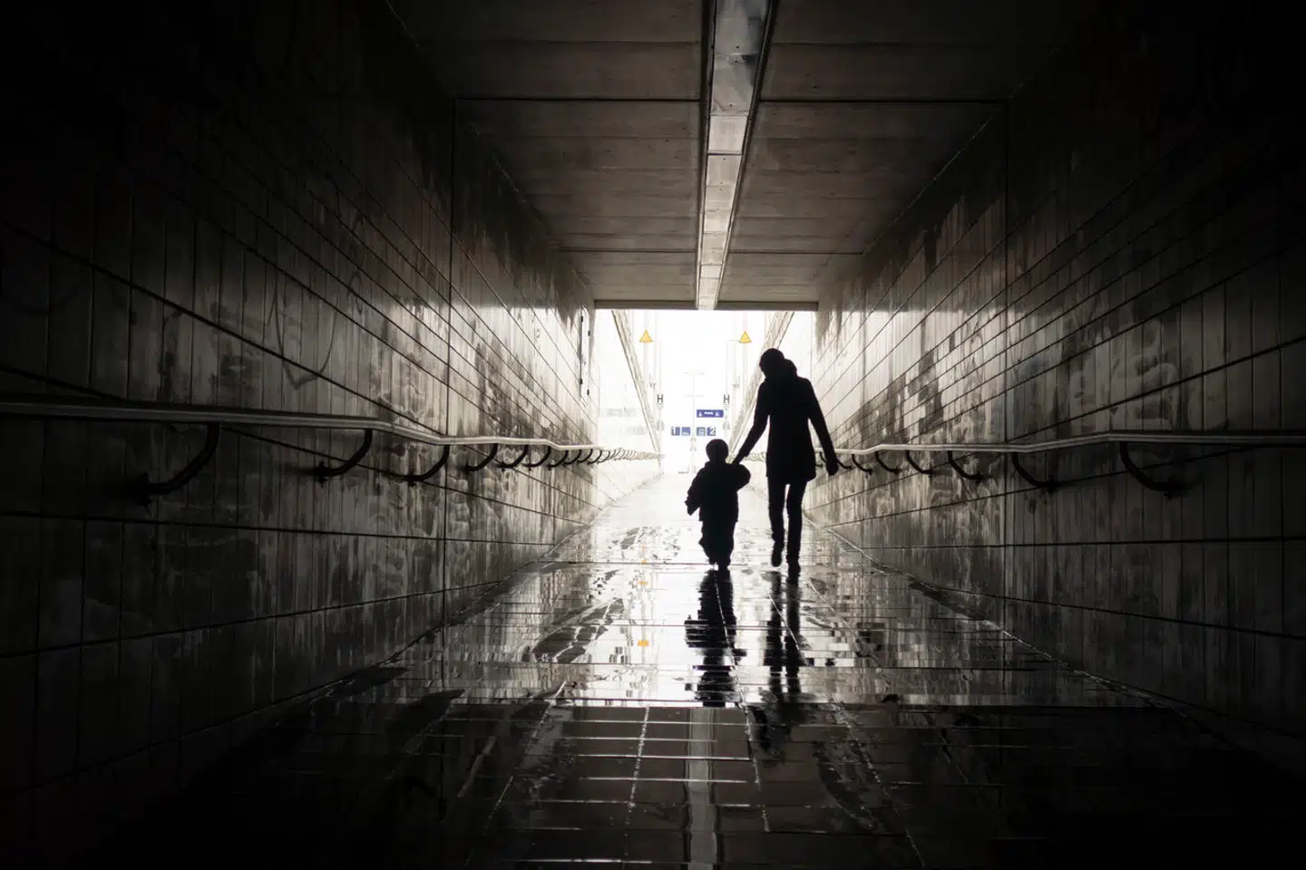 »Vi hører kun sjældent til historierne om de forældre og pårørende, som truer sagsbehandlerne med at kidnappe sagsbehandlerens egne børn. Vi hører ikke om de gange, en far eller mor kaster sig hen over mødebordet og griber fat i sagsbehandlerens trøje,« skriver Anja Stensgaard.