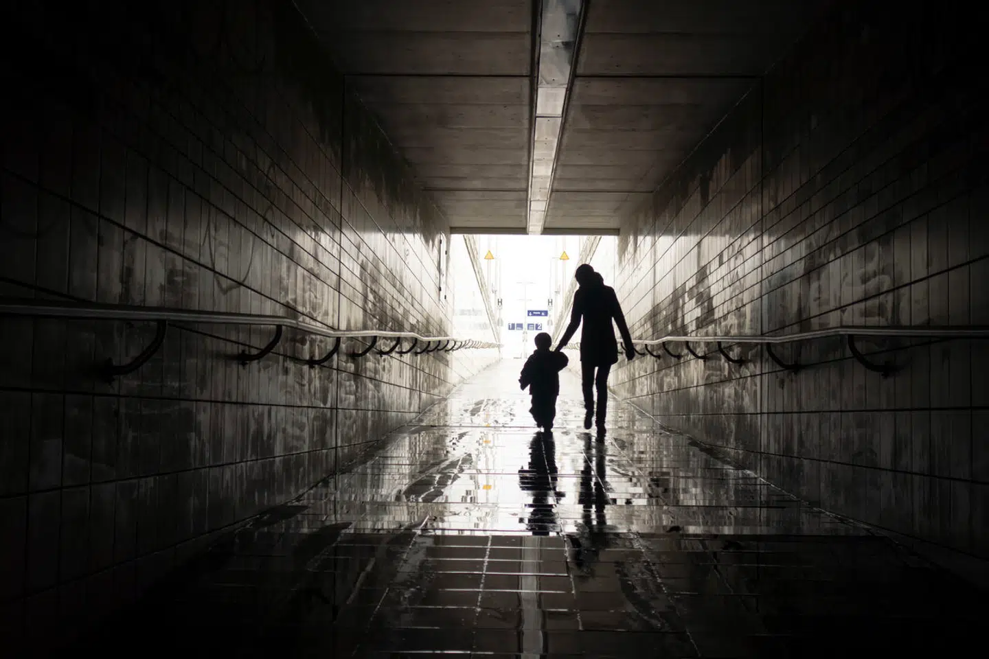 »Vi hører kun sjældent til historierne om de forældre og pårørende, som truer sagsbehandlerne med at kidnappe sagsbehandlerens egne børn. Vi hører ikke om de gange, en far eller mor kaster sig hen over mødebordet og griber fat i sagsbehandlerens trøje,« skriver Anja Stensgaard.