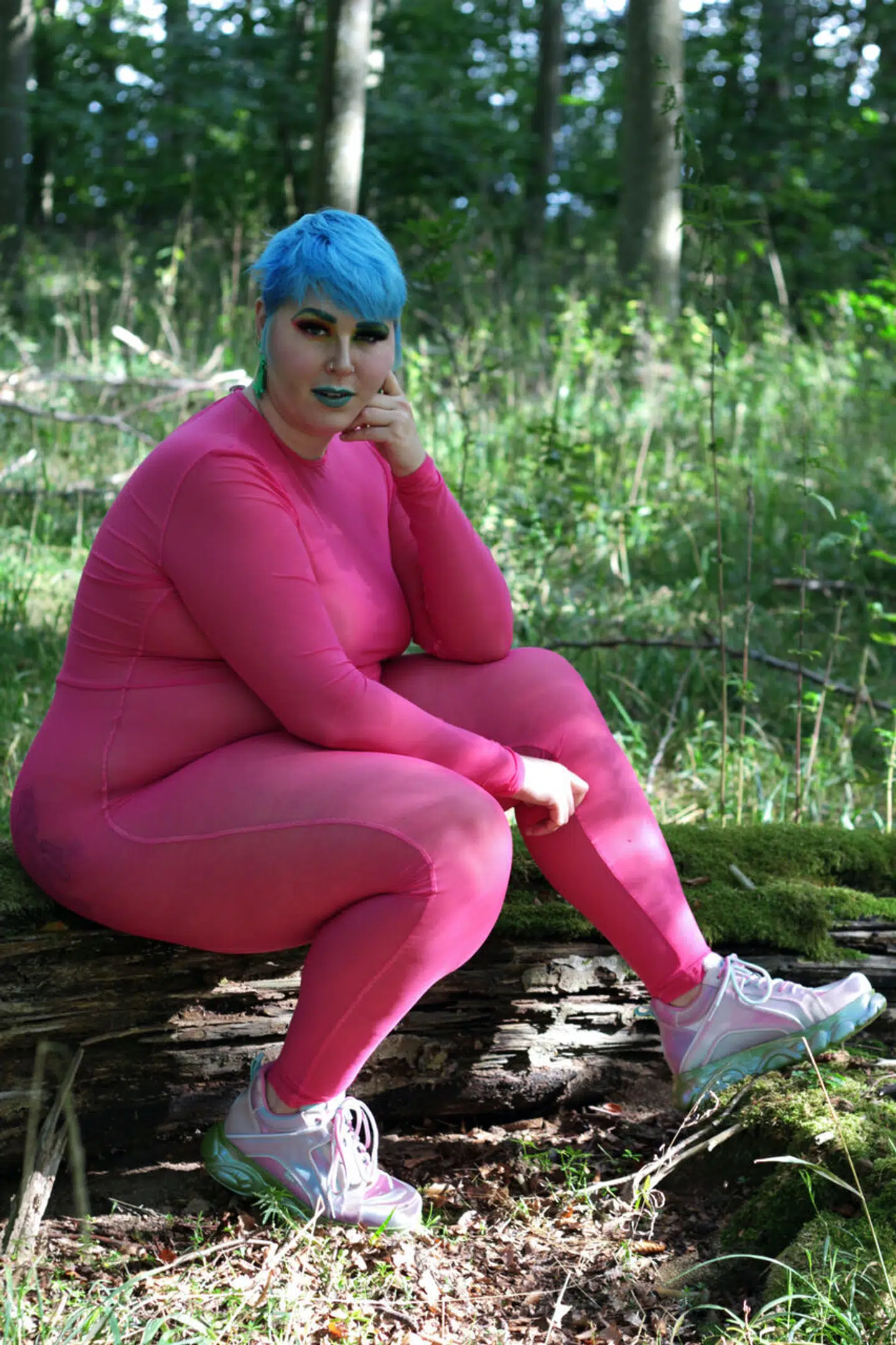 »Hovedkarakteren er en tynd person i et fatsuit, der er så massivt, at det minder mere om dukkeføring end om skuespil,« siger Regina Sirene Fjendbo, der blandt andet har skrevet bogen »Hold kæft og vær tynd«. Hun er træt af, at tykke altid udstilles som personer med store problemer. Som man gør i »The Whale«, hvilket Fjendbo er meget kritisk over for.