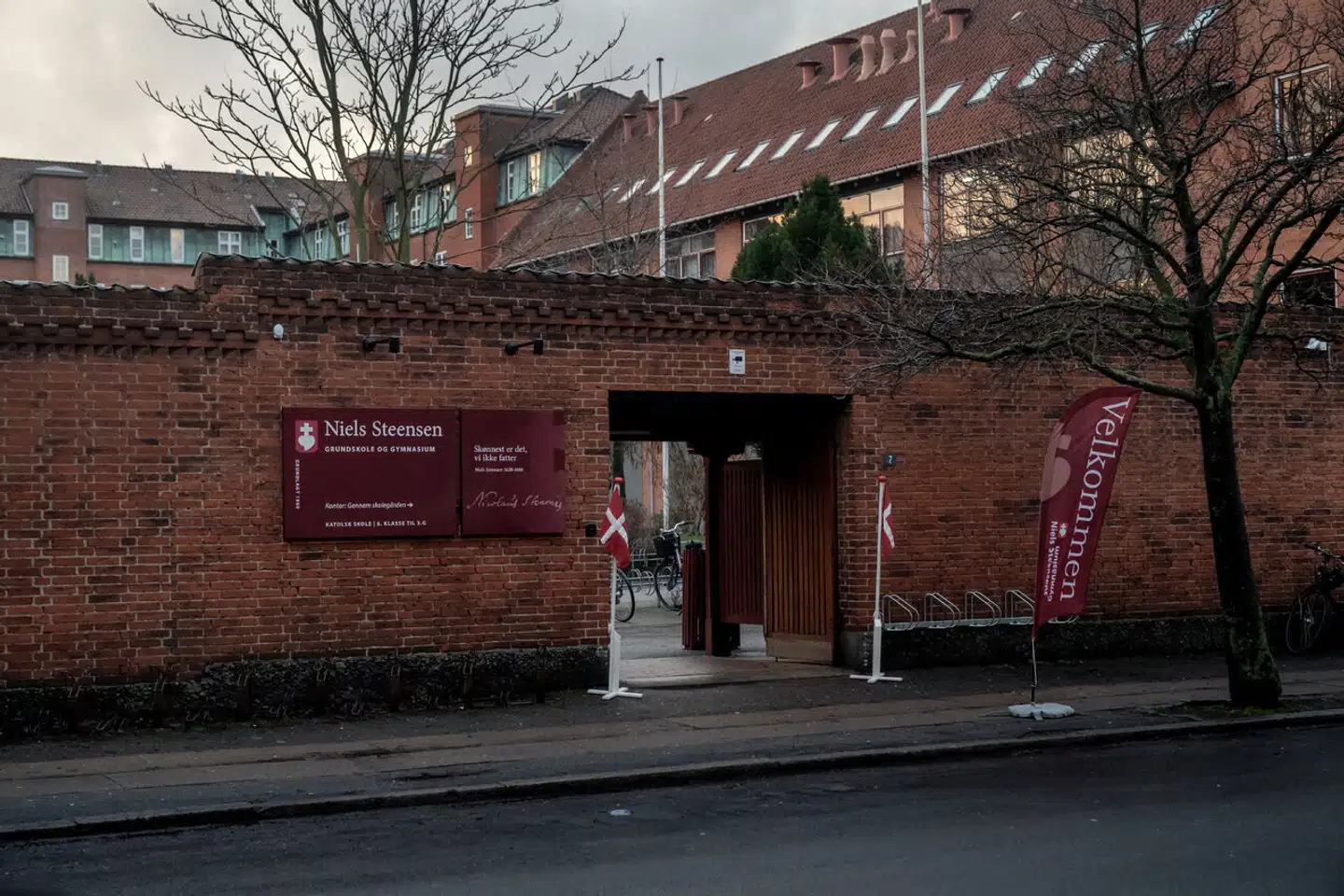 Bag Niels Steensens Grundskole og Gymnasium står jesuiterordenen, der er en gren af den katolske kirke. Ifølge en tidligere rektor på skolen havde jesuitterne alt for stor indflydelse på skolen og på ansættelsen af en krænkende præst.