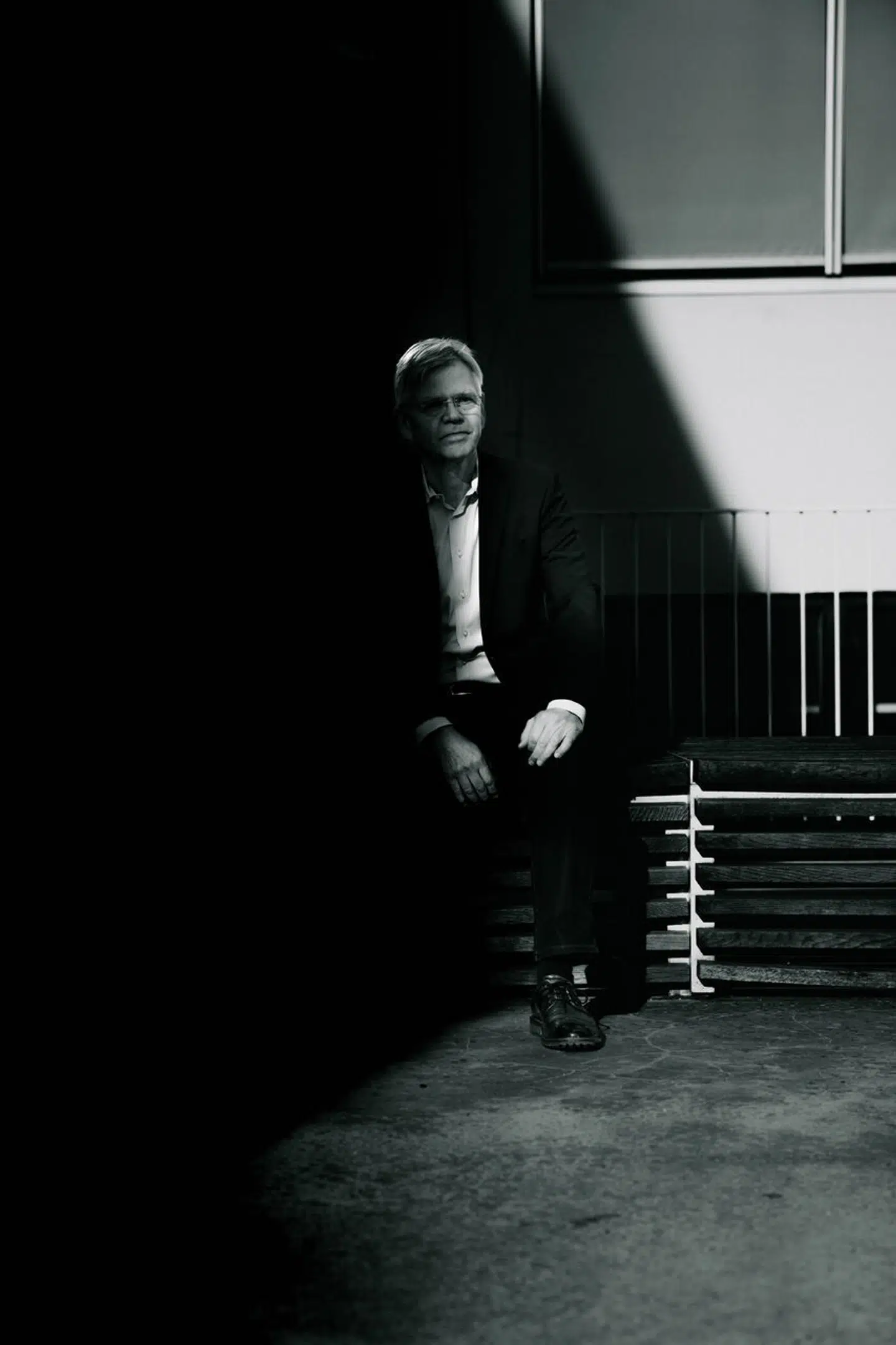 Karsten Dybvad er blandt andet tidligere departementschef i Statsministeriet, øverste direktør i Dansk Industri og bestyrelsesformand i Danske Bank. Det seneste år har han stået i spidsen for et ekspertudvalg vedrørende samspillet mellem politikere, embedsværk og medier. Konklusionerne fra udvalget er opsigtsvækkende.