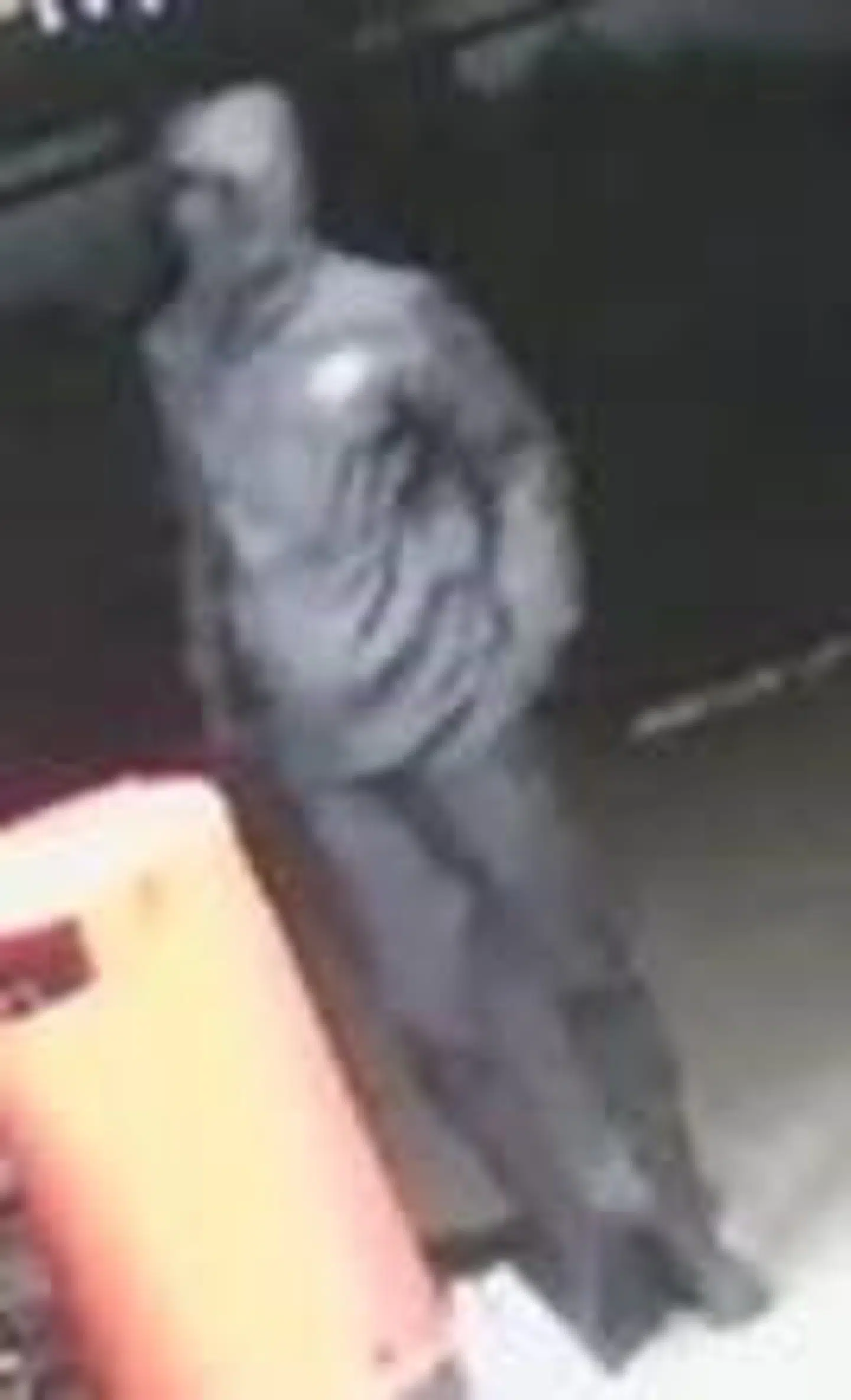 Den tredje person, som politiet forsøger at finde ud af, hvem er. Det er i forbindelse med efterforskningen af drabsforsøg på en 21-årig mand fra Varde. Drabsforsøget var i Esbjerg 26. februar. Free