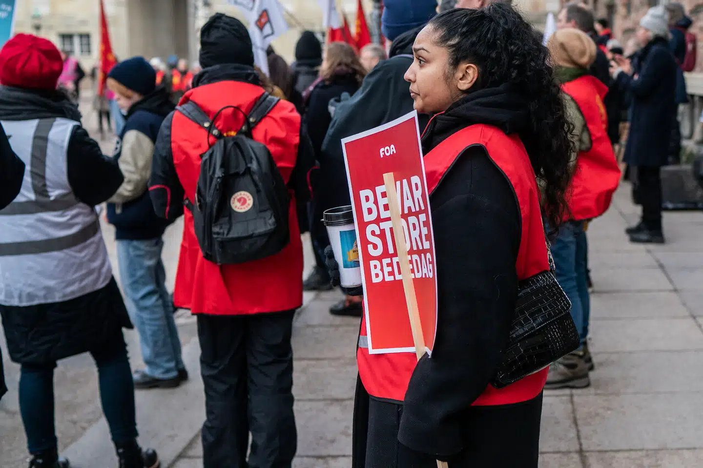 Lige fra begyndelsen har store dele af befolkningen – og i særligt høj grad fagbevægelsen – protesteret hårdt mod afskaffelsen af store bededag som helligdag.