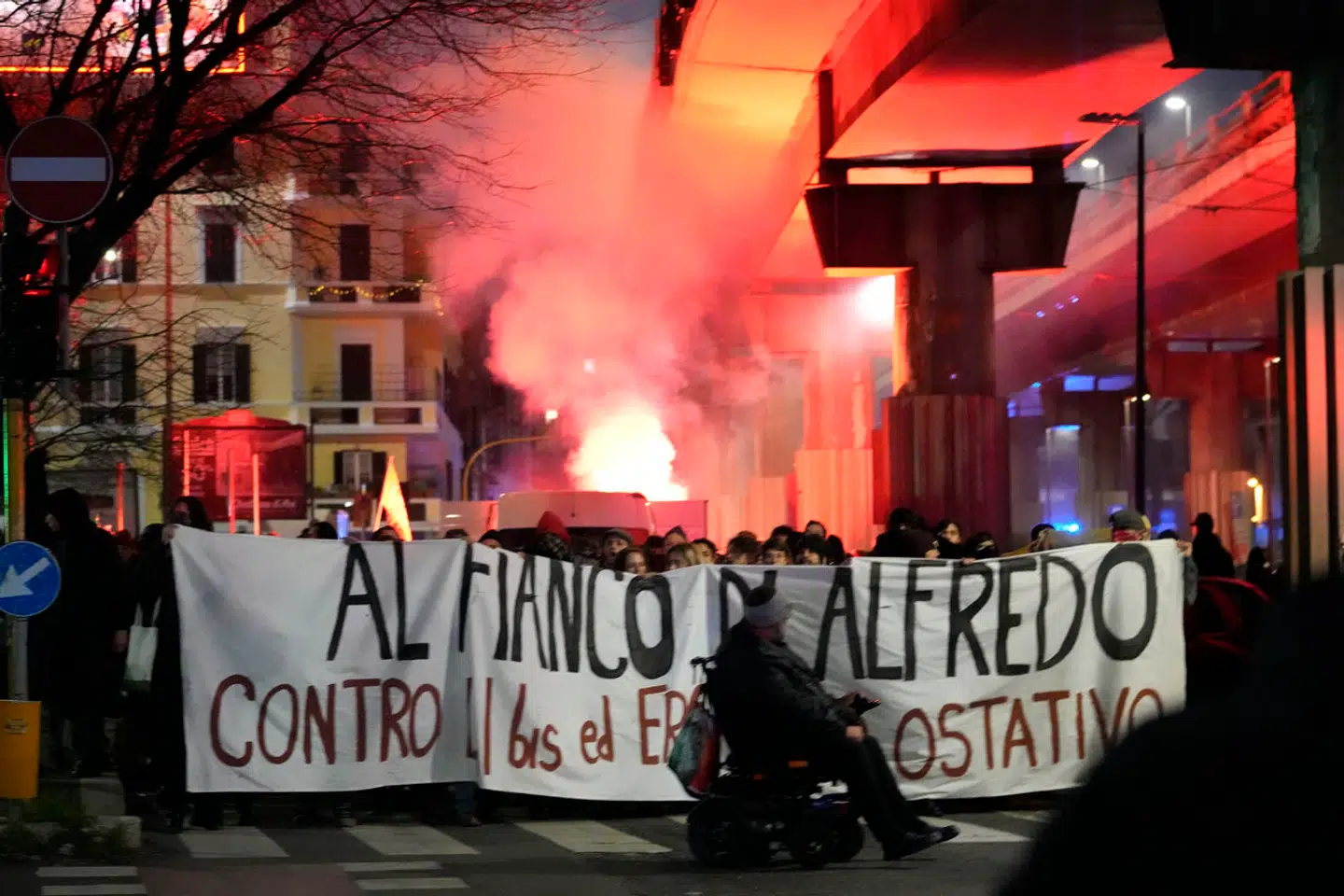 Anarkister protesterer i Rom mod, at en af deres ledere, Alfredo Cospito, må afsone efter benhårde regler i en særlig paragraf i fængselsreglementet – der normalt kun bruges over for mafiabosser og terrorister.