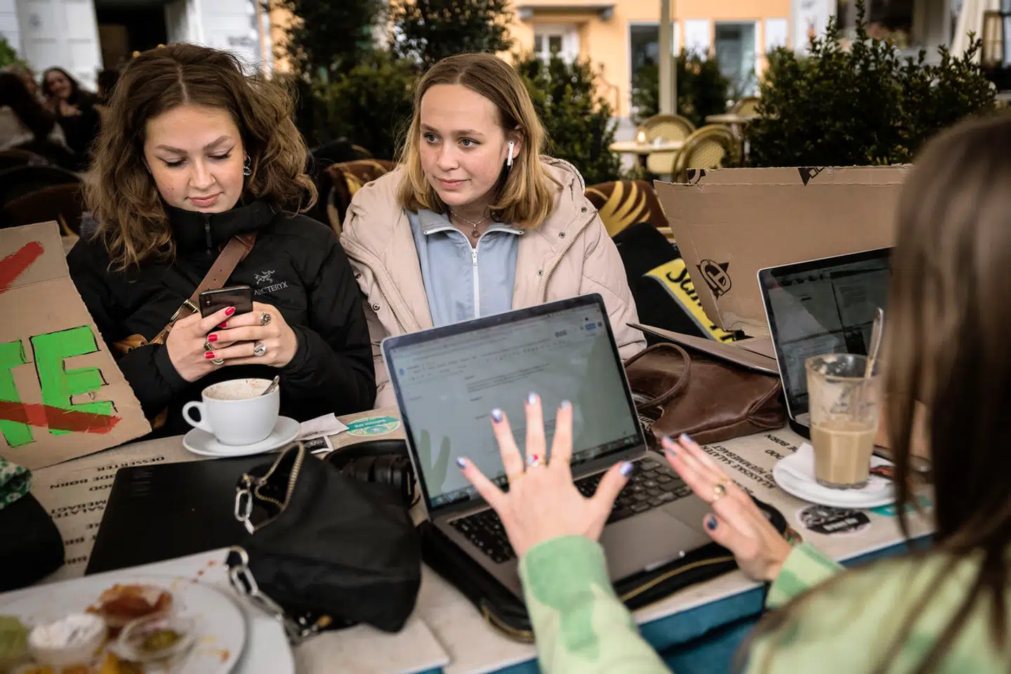 »Ingen kan være uenig i, at eleverne har bedst af at fokusere på det faglige, på deres sociale relationer i virkelighedens verden og på at få lidt fred fra den tsunami af digital støj, som de udsættes for hver dag. Det her er ikke begrænsning af den personlige frihed. Det er klasseledelse. Det er omsorg, og det er erkendelsen af, at vi er nødt til at gøre noget ude i virkeligheden,« skriver Henrik Vestergaard Stokholm.