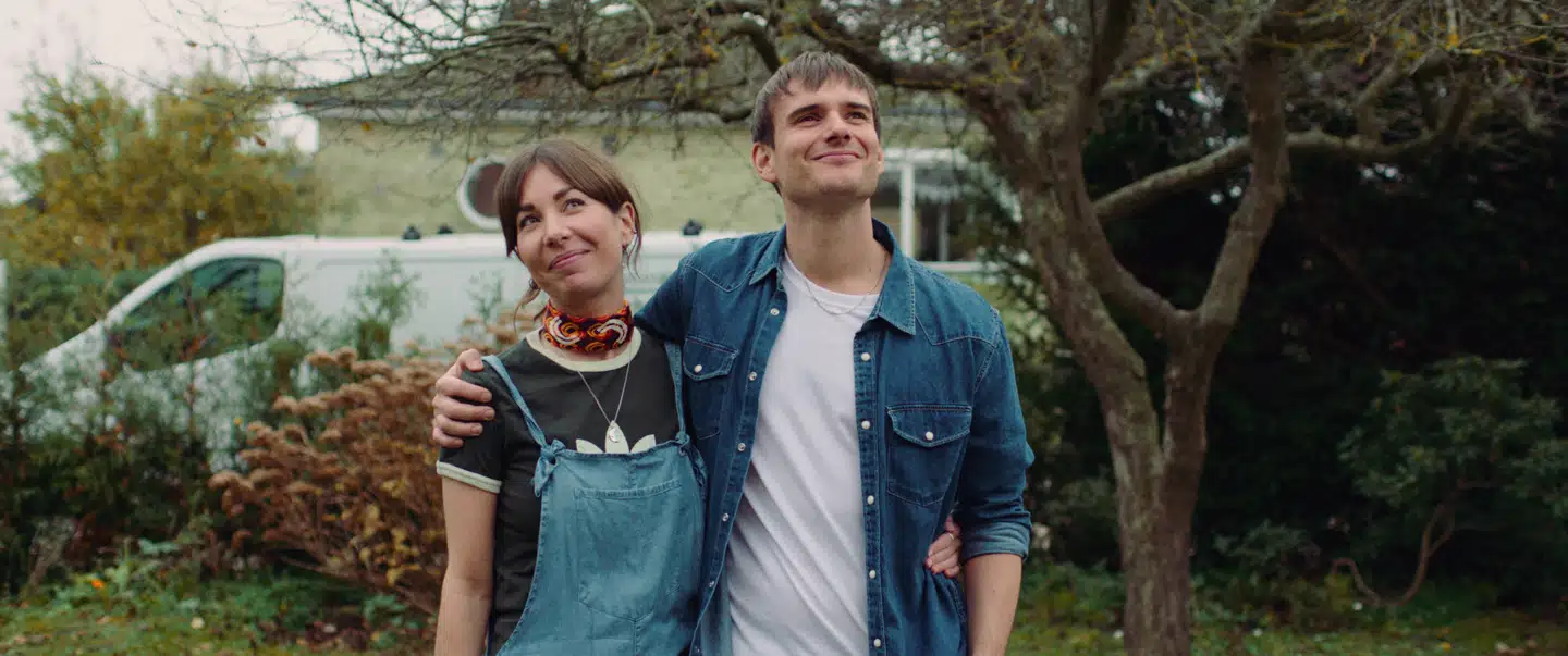 I filmen »Elsker dig for tiden« flytter Anna (Julie Rudbæk) ind hos sin nye kæreste, Thomas (Kasper Dalsgaard), i Hvidovre. Den har indtil videre solgt 127.000 billetter.