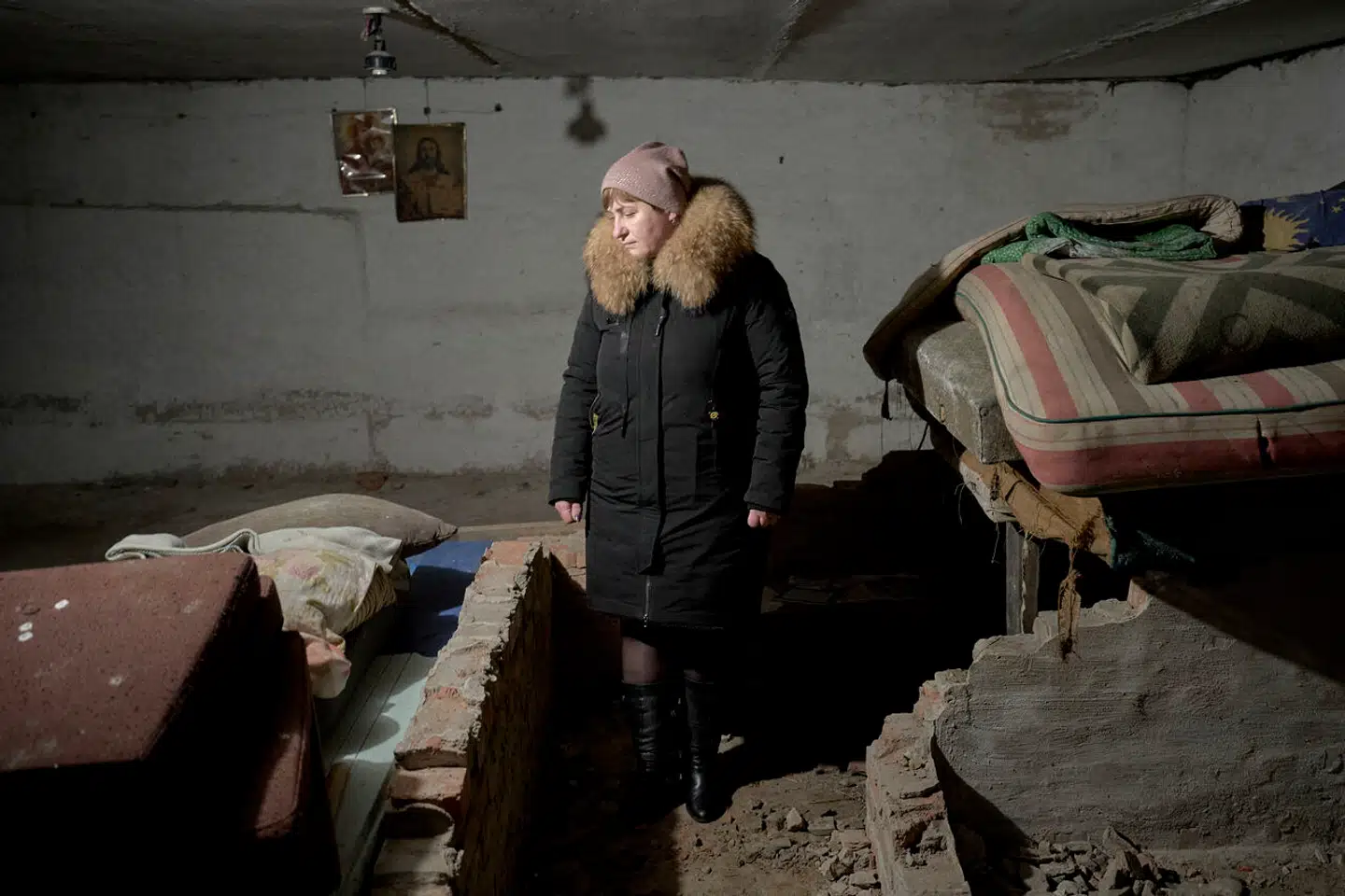 Lærer Ludmyla Maystrenko på skolen i Olyzarivka, der blev ødelagt som noget af det første af russernes angreb. Derefter overlevede hun og andre fra landsbyen en måned i kælderen under skolen.