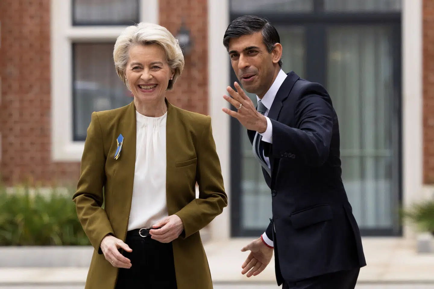 Storbritanniens premierminister, Rishi Sunak, tog mandag i mod EU-Kommissionens formand, Ursula von der Leyen, i Windsor. Her indgik de to parter en ny aftale om implementeringen af Nordirland-protokollen. – Foto: Pool/Reuters