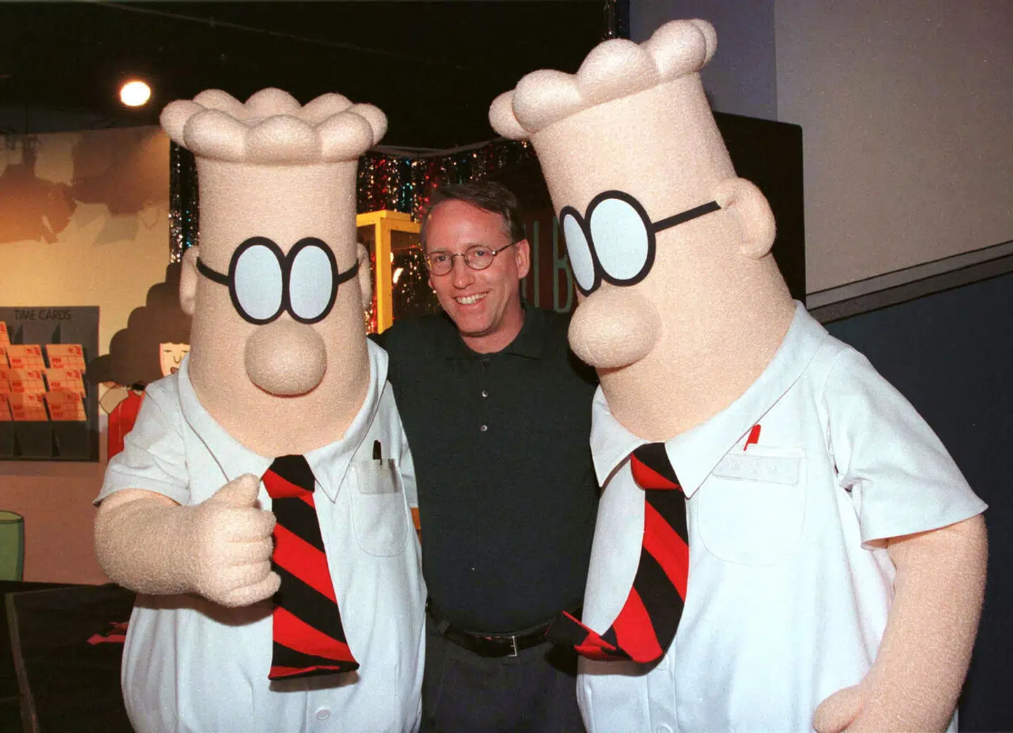 Scott Adams, manden bag tegneserien »Dilbert«, kommenterede en undersøgelse, hvor 26 procent af de sorte respondenter var uenige i udsagnet »det er o.k. at være hvid«.