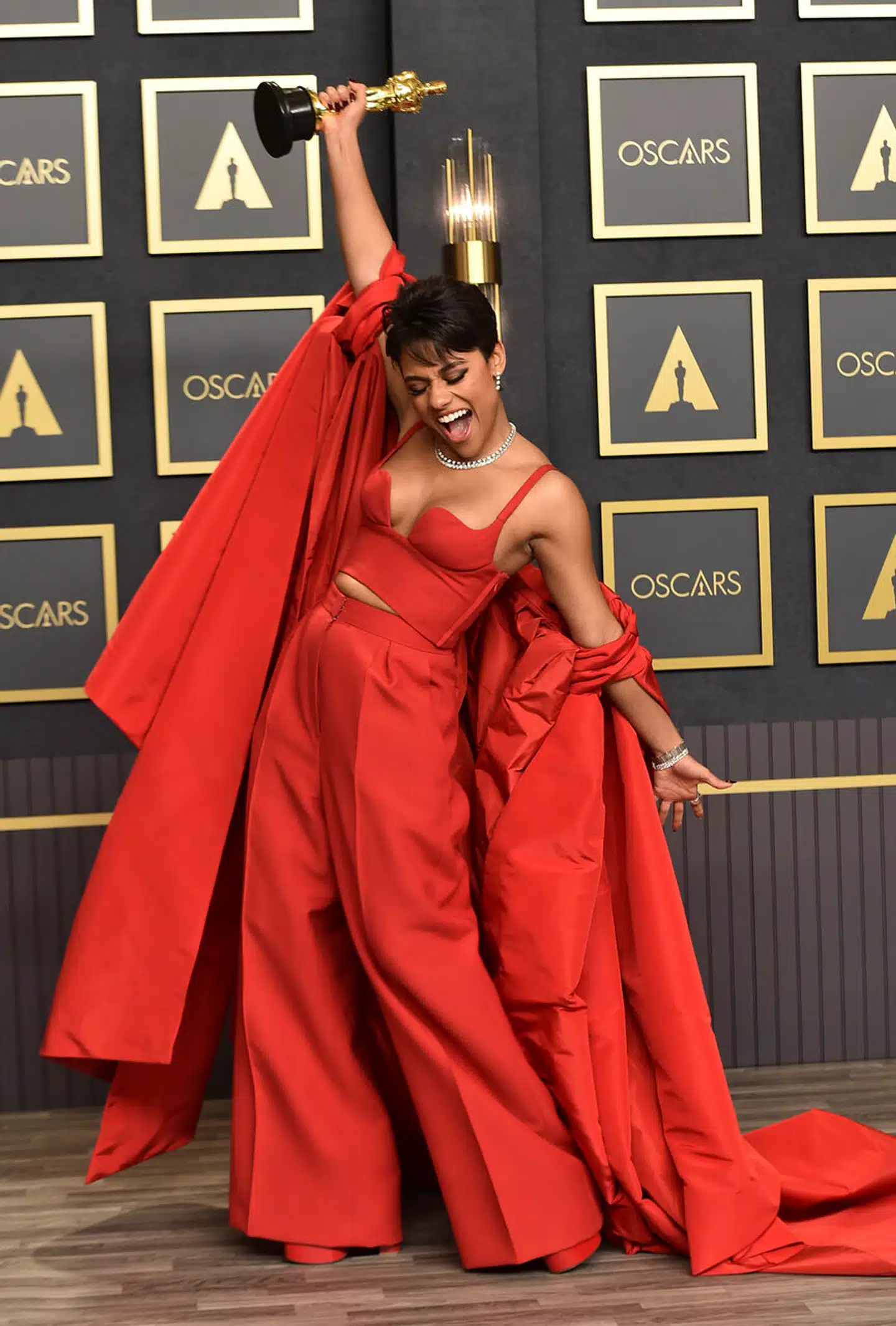 Will Smiths opførsel ved Oscar-festen i 2022 har splittet folk. Blandt dem, der synes, at han opførte sig forkert, påpeger flere, at lussingen trak fokus fra alle de andre ting, der skete samme aften. Blandt andet det faktum, at det for første gang var en queer, der vandt prisen for bedste kvindelige birolle. Her er Ariana DeBose med statuetten, som hun vandt for »West Side Story«.