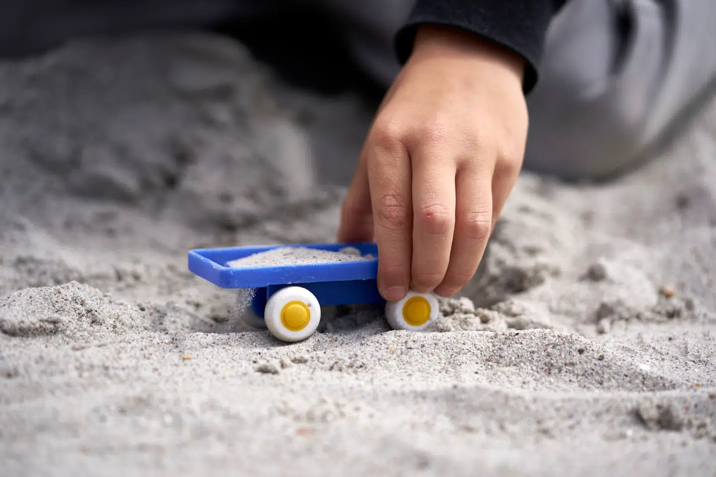 PFAS-stoffer nedbrydes langsomt og kan derfor ophobe sig i miljøet og i kroppen gennem mange år.