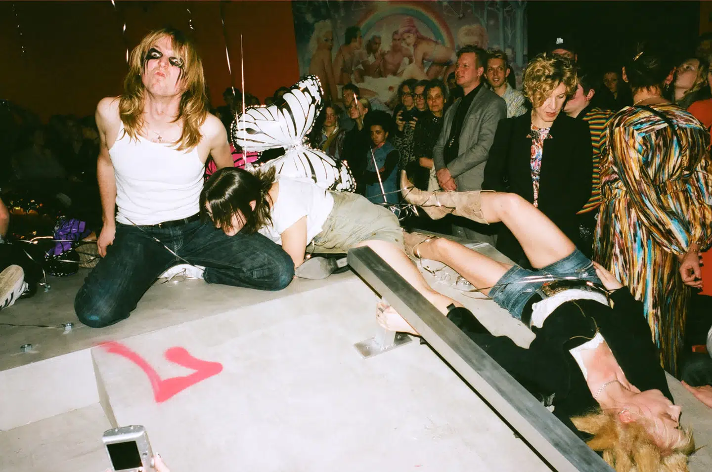 Esben Weile Kjærs performances er blevet lidt af et trækplaster. På åbningsaftenen til »BUTTERFLY!« strømmede folk til for at se ham performe live. Som i alt andet af hans kunst hilser han gerne på andre kunstnere og genrer – her kan man ikke lade være med at tænke på tyske Anne Imhofs performances og det gamle rockband Kiss.