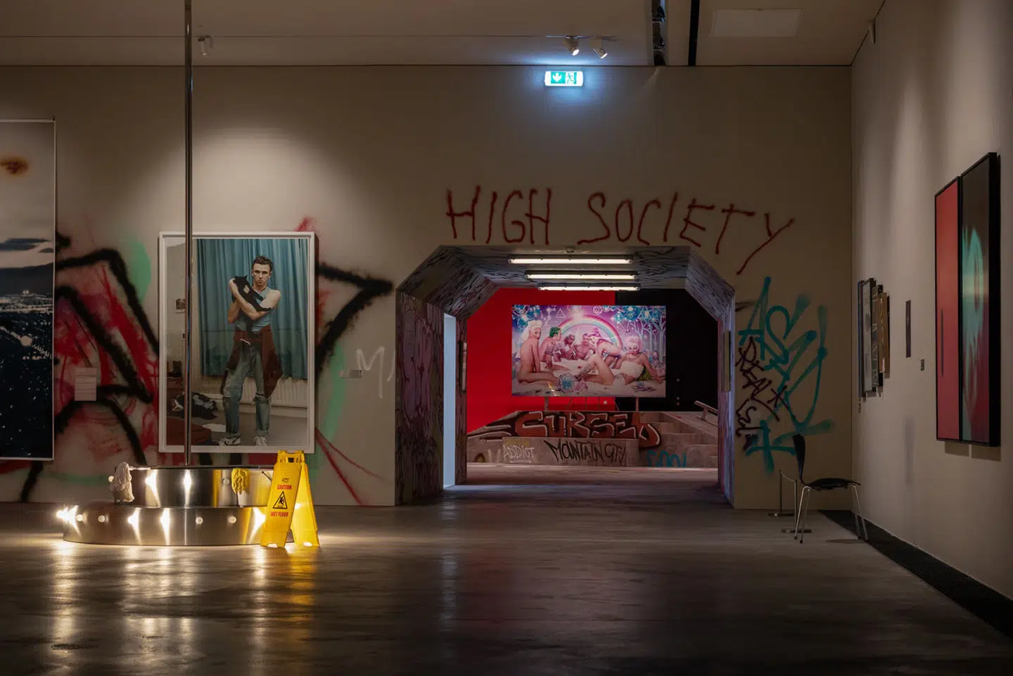 Esben Weile Kjær opfatter sin iscenesættelse som et forladt filmset, hvor en transformation kan ske. Det kan man med lidt god vilje godt fornemme, at Arkens samling også har været igennem. På fotoet ses tyske Wolfgang Tillmans »Adam, Vest & Cat« fra 1991 og Elmgreen & Dragsets »Go Go Go« fra 2005.