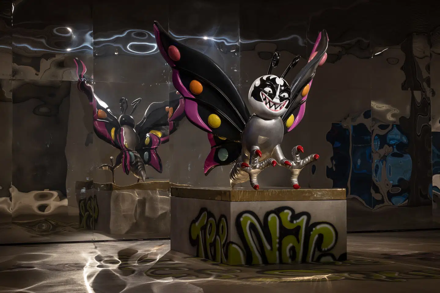 Esben Weile Kjærs »BUTTERFLY!« -maskot til udstillingen er fra 2023, i håndmalet bronze og et forstørret mashup af to nøgleringe, han altid havde på sig i teenageårene.