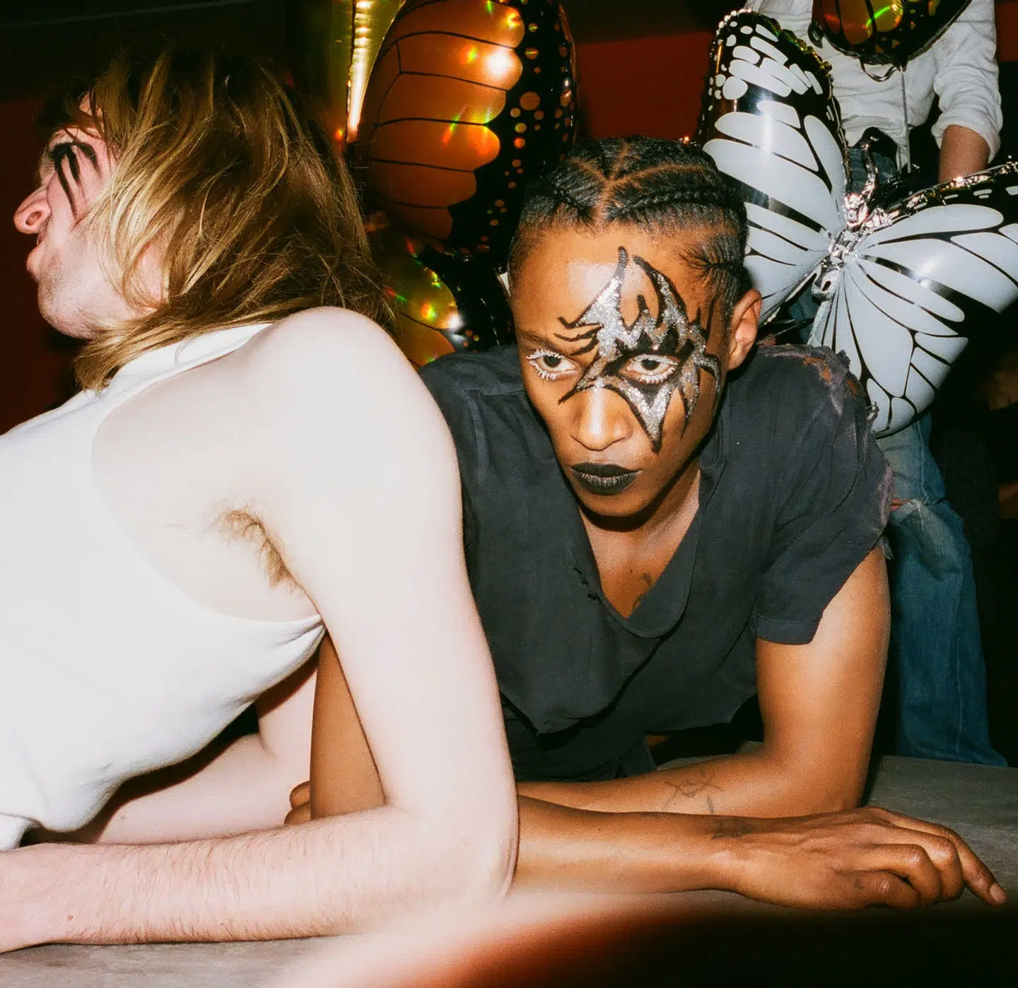 Esben Weile Kjærs performances er blevet lidt af et trækplaster. På åbningsaftenen til »BUTTERFLY!« strømmede folk til for at se ham performe live. Som i alt andet af hans kunst hilser han gerne på andre kunstnere og genrer – her kan man ikke lade være med at tænke på tyske Anne Imhofs performances og det gamle rockband Kiss.