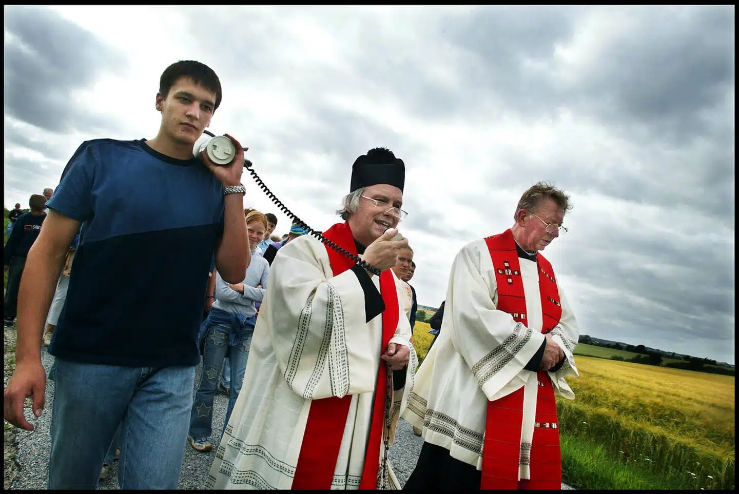 I 2003 deltog Stephen Holm her i den traditionsrige dansk-katolske valfart, Haraldsted Valfarten. Syv år senere – i 2010 – politianmeldte Frederik Roed præsten for overgreb begået i Holms præstegård. Stephen Holm (med mikrofon i midten, red.) har tidligere afvist alle anklager. Arkivfoto: Liselotte Sabroe/Ritzau Scanpix