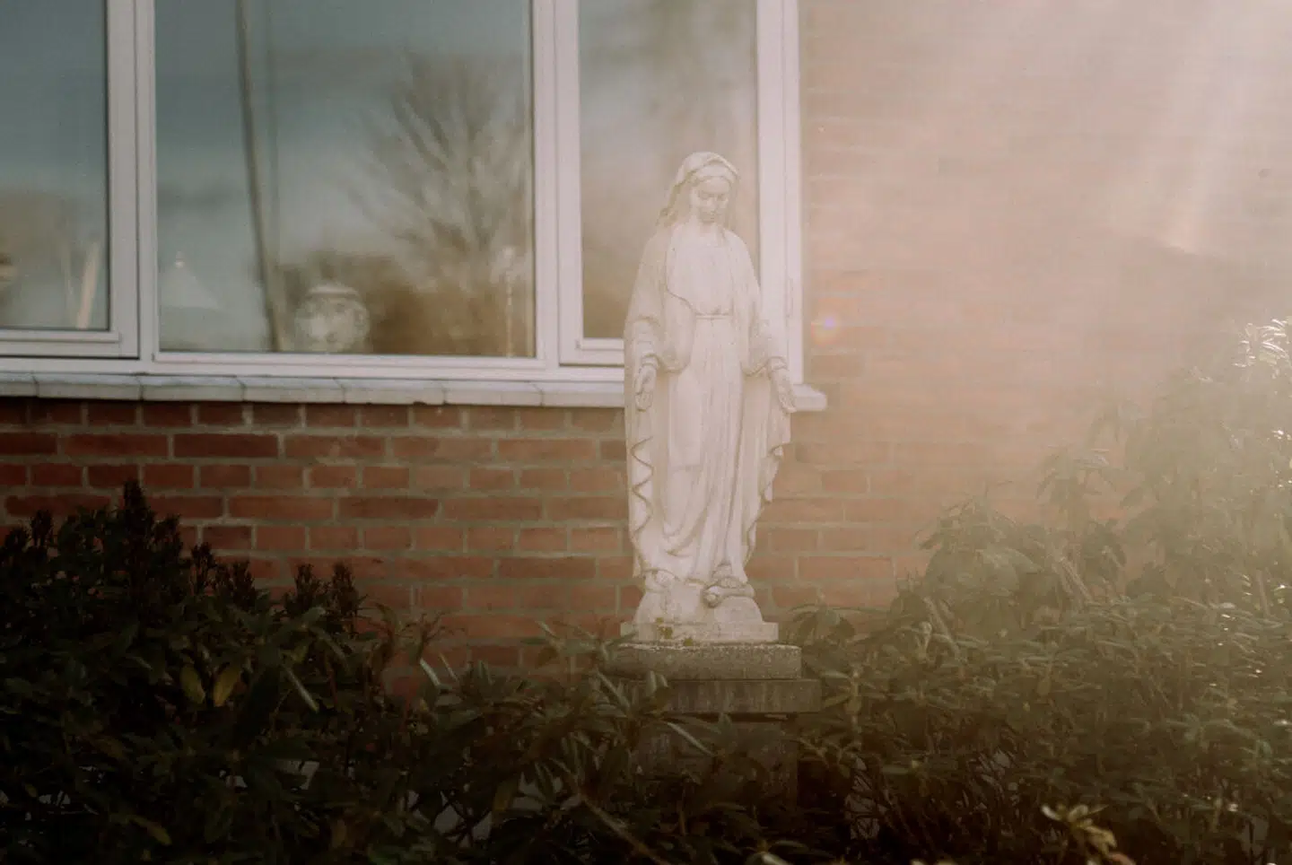 Ifølge Montfort-ordenens hjemmeside blev statuen »Vor Frue af Sorø« opstillet i oktober 2014 foran huset på Lærkevej.