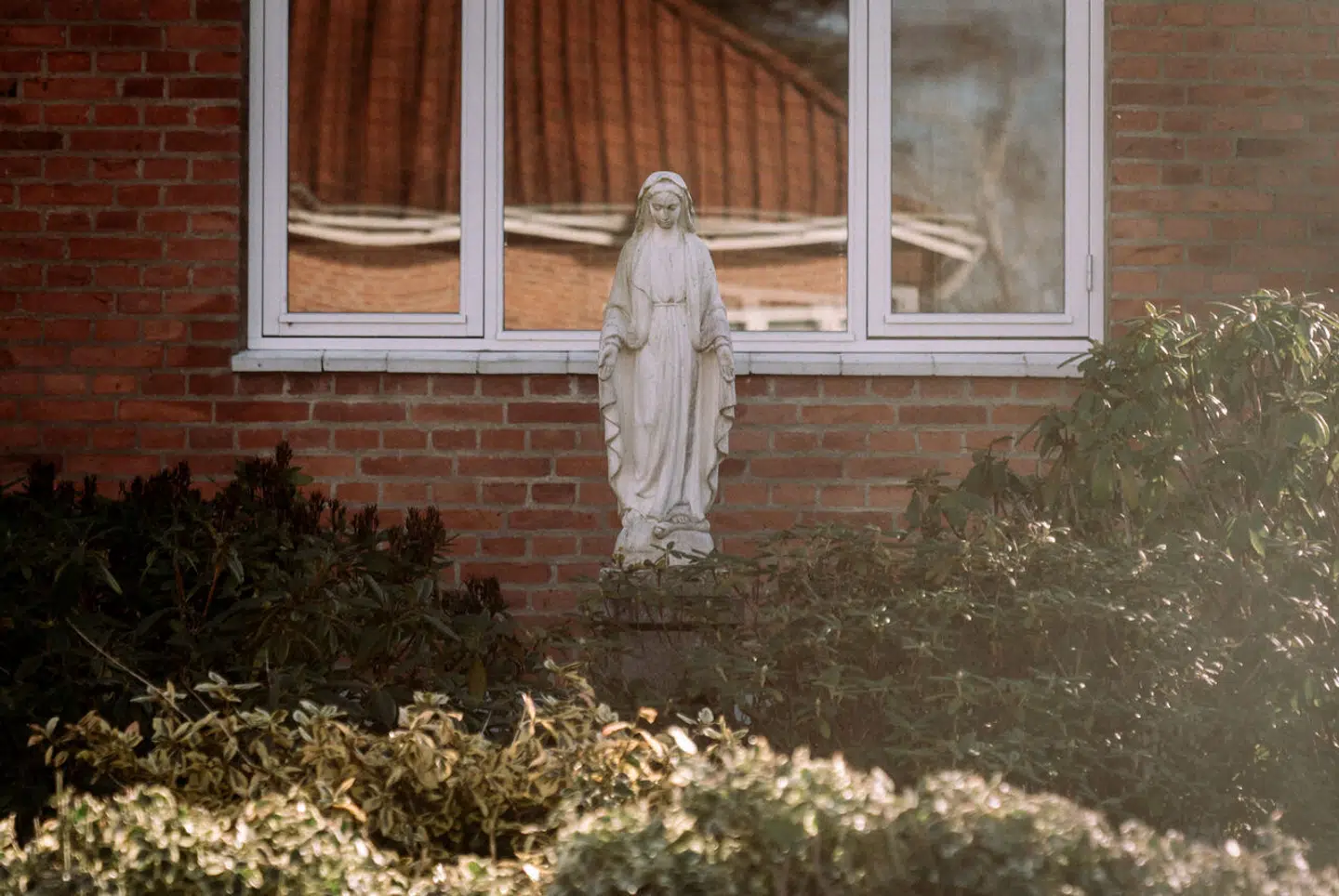 Boligen i Sorø er prydet med religiøs udsmykning. På sin hjemmeside beskriver Stephen Holm, hvordan huset også har sin egen kapelklokke, der ringer før hver gudstjeneste.