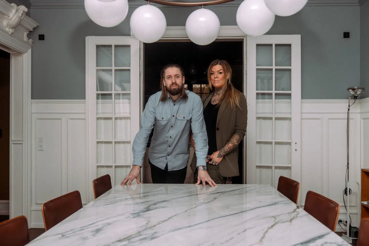 »Hvis vi skulle gå arkitekternes ærinde og basere alle valg på vores hus’ byggeår og samtidig ville have den stuk, vi har nu, skulle vi have købt et palæ. Og det har vi sgu ikke helt råd til. Så vi leger med de rammer, vi har, og det gør vi med kærlighed til vores hus,« siger Anders Nielsen om de valg, han og kæresten Trine Darré har truffet i deres præstebolig.