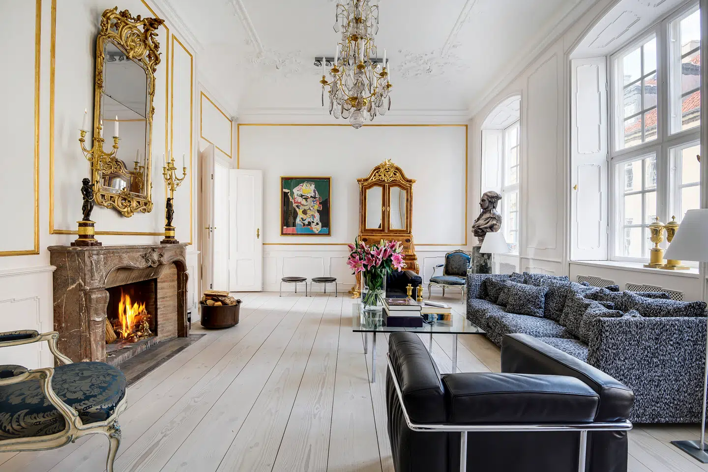 Palæet fra 1700-tallet ligger i Ny Kongensgade i København og er sat til salg for 100 millioner kroner.