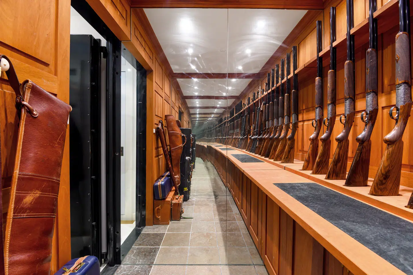 Boligen er indrettet med et walk-in-våbenskab.