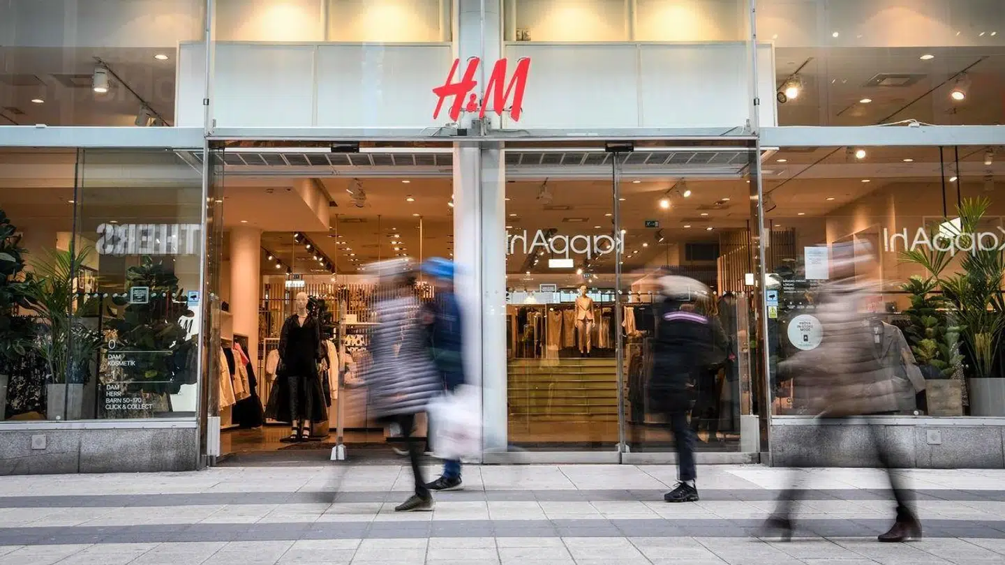 Den svenske tøjgigant mener ikke, at den har de rigtige medarbejdere til fremtidens forandringer.