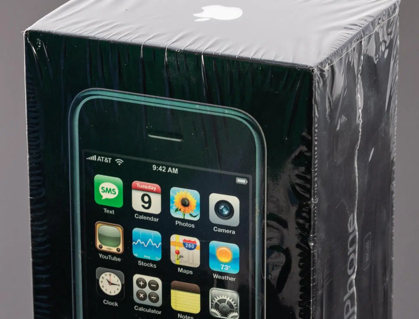 Her er den: Apples allerførste iPhone fra 2007, som aldrig nåede at komme i handlen i Danmark, selv om nogle danskere alligevel købte den i udlandet og brugte den herhjemme. Dette eksemplar indbragte den højeste pris, der nogensinde er betalt for en iPhone.