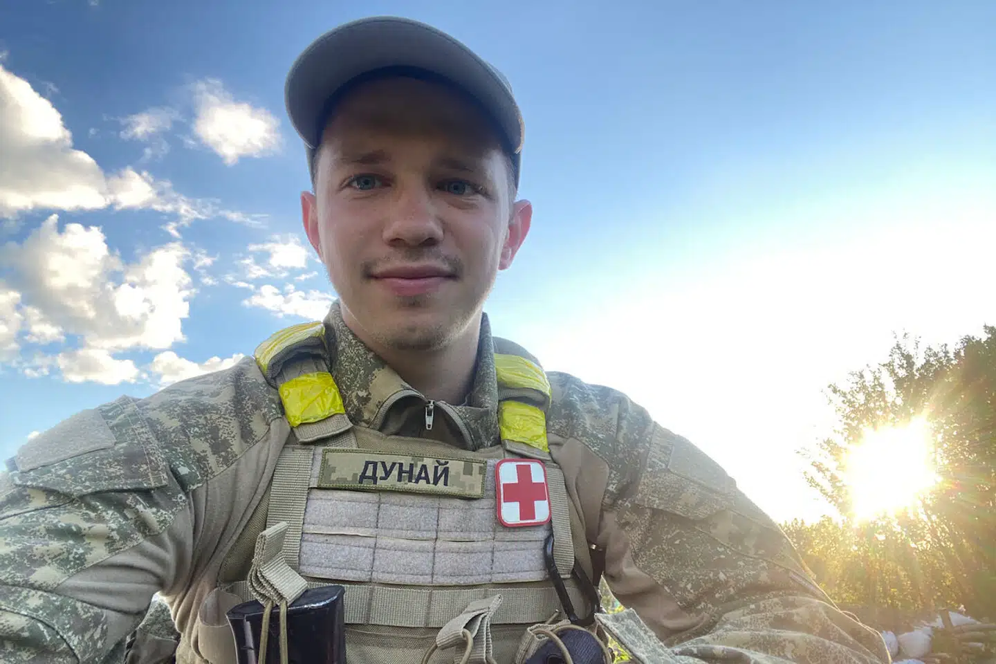 »Mortérgranater, artilleri, kampvogne, helikoptere – alt blev vi systematisk bombarderet med. Sommetider var det skræmmende at stikke hovedet op af en skyttegrav eller et skjulested,« skriver Vladyslav Dunaienko.