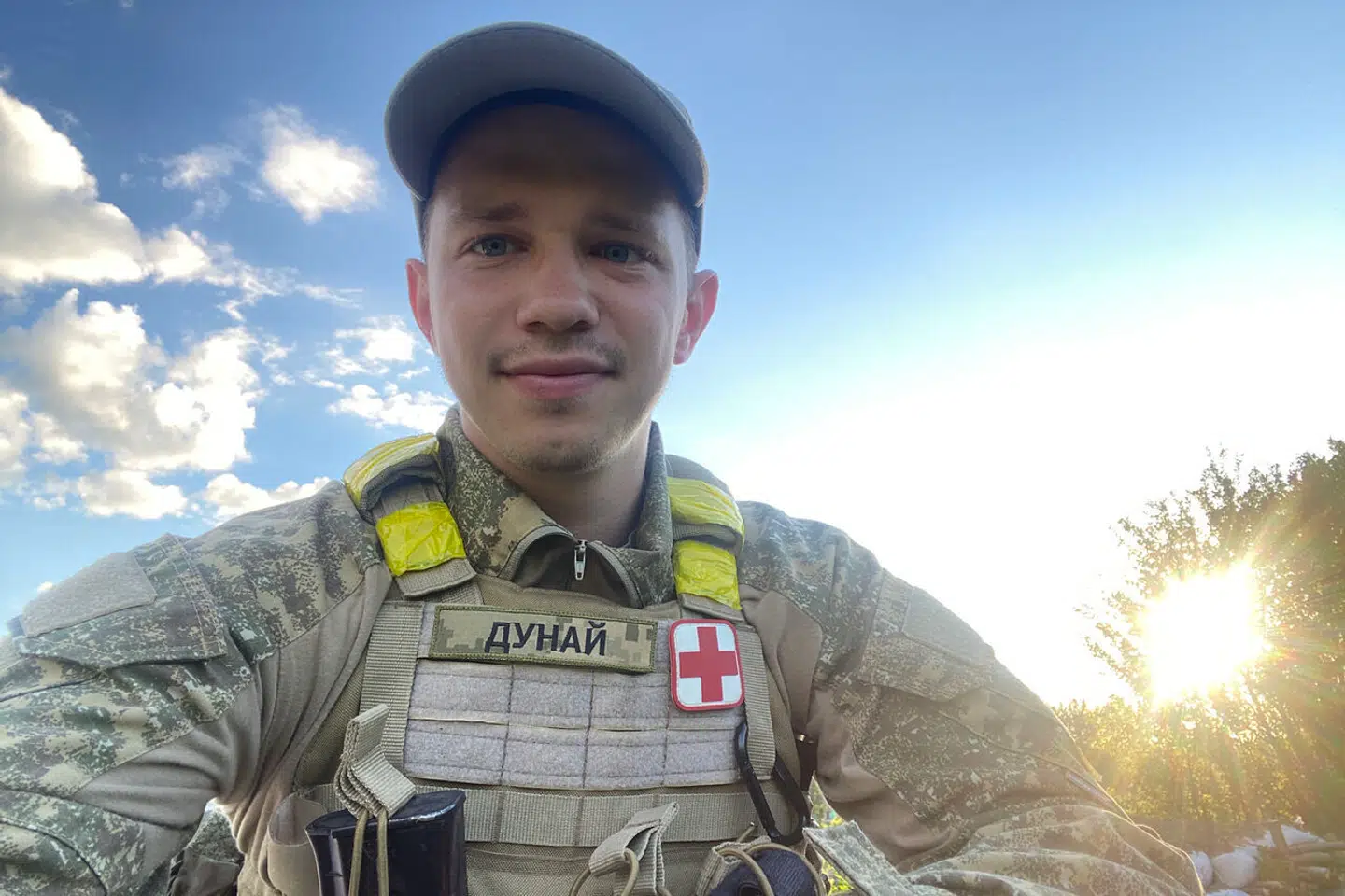 »Mortérgranater, artilleri, kampvogne, helikoptere – alt blev vi systematisk bombarderet med. Sommetider var det skræmmende at stikke hovedet op af en skyttegrav eller et skjulested,« skriver Vladyslav Dunaienko.