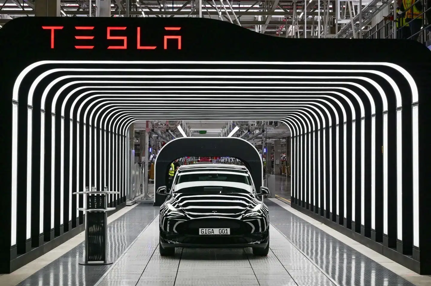 I marts 2022 åbnede den store Tesla-fabrik uden for Berlin. Her skal både produceres biler og batterier, men nye amerikanske skattefordele spolerer nu batteriproduktionen.