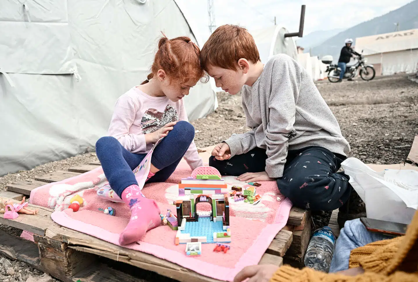 De, der har slægtninge i andre byer, er flygtet fra jordskælvszonen. Selvom der er sat 175.000 telte op, rækker det langtfra til at dække de hjemløses behov. Også store dele af middelklassen står uden tag over hovedet.