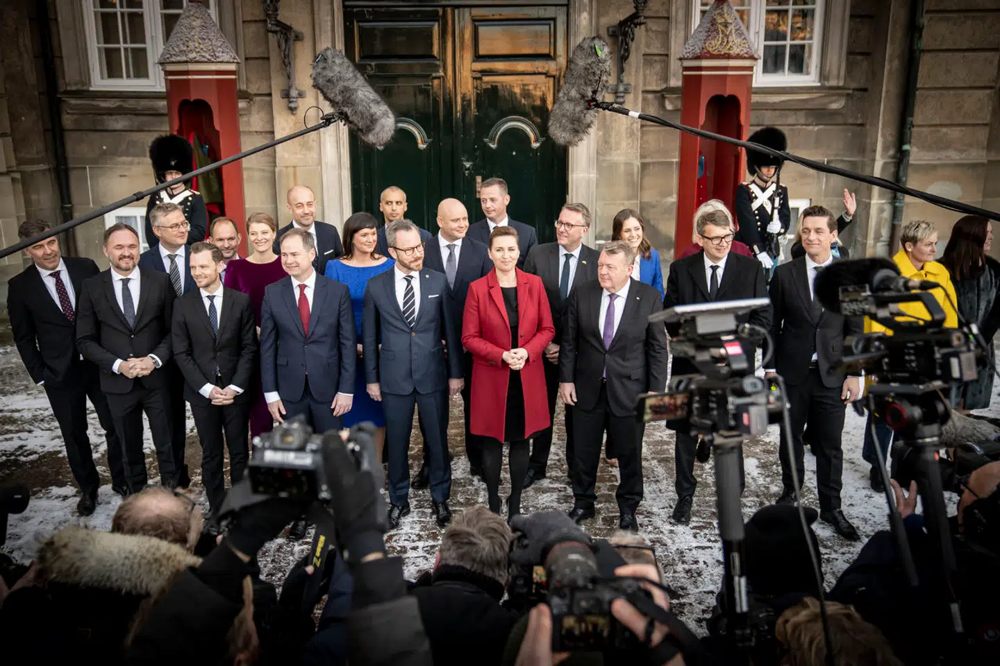 Regeringens argumentation for at afskaffe store bededag har fået flere skud for boven, efter at beregninger fra Finansministeriet er lagt frem. Nu efterlyser partier adgang til alle elementer i regnestykket bag den omstridte beslutning.