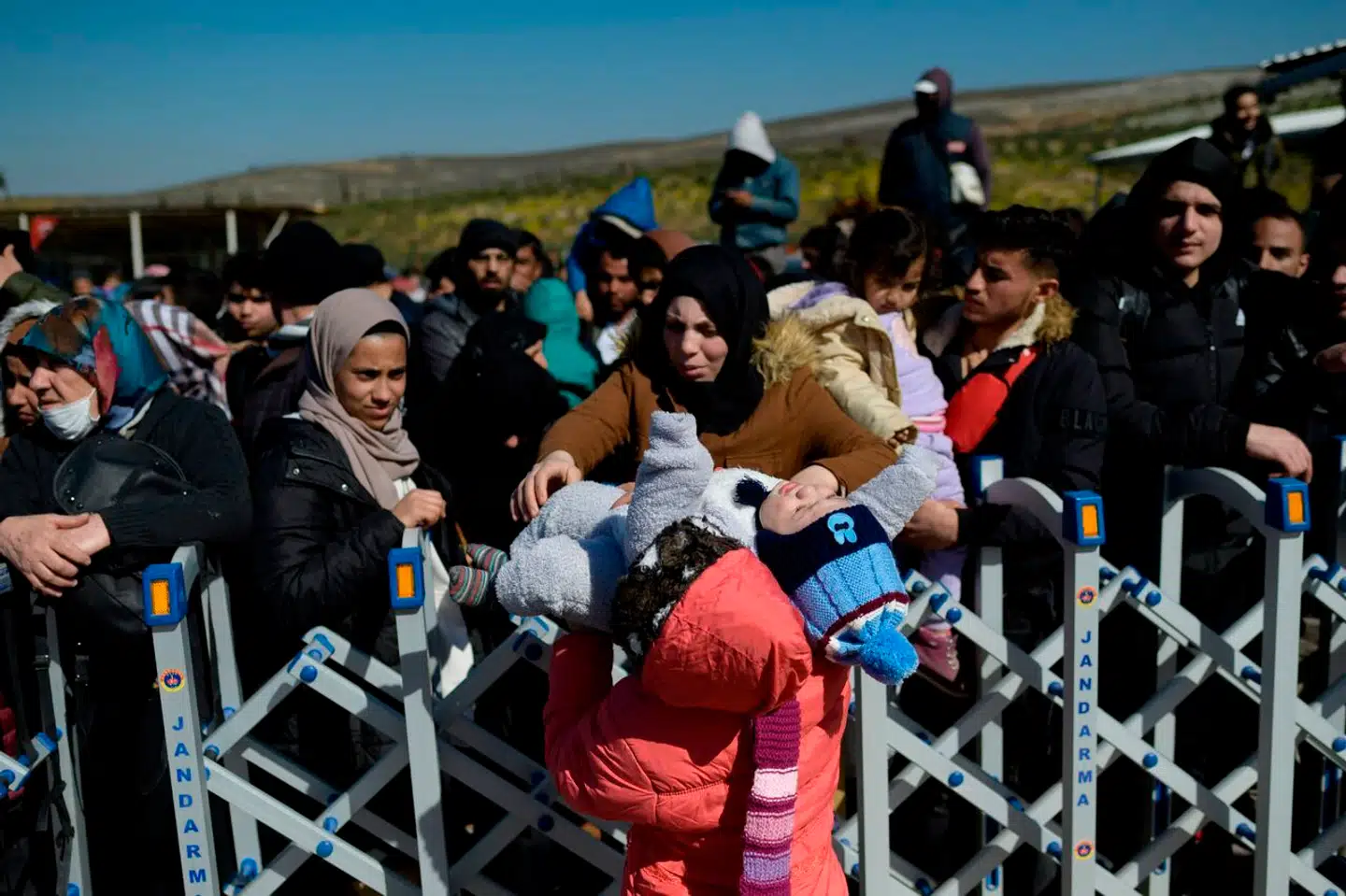 Syriske flygtninge i Tyrkiets jordskælvsramte Hatay-provins venter på at krydse grænsen tilbage til Syrien.