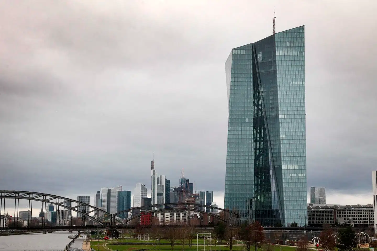 Den Europæiske Centralbank i Frankfurt kan blive tvunget til yderligere renteforhøjelser, fordi økonomien i EU har det overraskende godt. Arkivfoto: Daniel Roland/AFP/Ritzau Scanpix