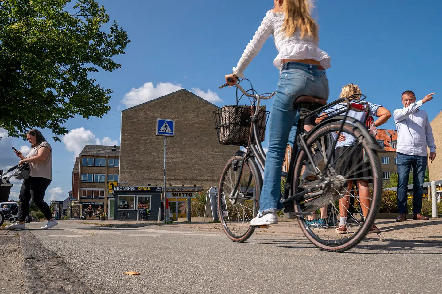Der ligger tre skoler i nærområdet til Frederikssundsvej. Elever og forældre peger på Danmarks farligste vej som værende utrygsskabende, især når børnene skal til og fra skole.