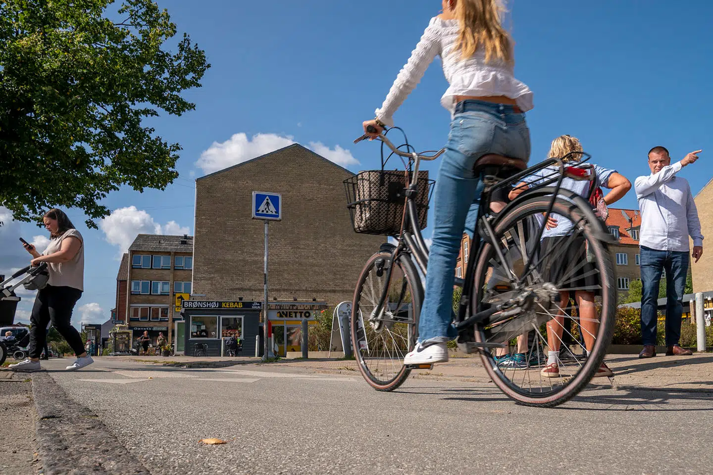 Der ligger tre skoler i nærområdet til Frederikssundsvej. Elever og forældre peger på Danmarks farligste vej som værende utrygsskabende, især når børnene skal til og fra skole.