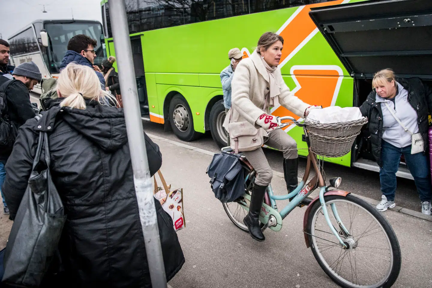På Ingerslevsgade i København opstår der hver dag problemer med cyklister og knallerter, der skal passere, når passagerne fra de mange busser skal af og på. Det var her, den norske toppolitiker stod af – lige midt på cykelstien – efter sin lange rejse fra Oslo og fik et chok.
