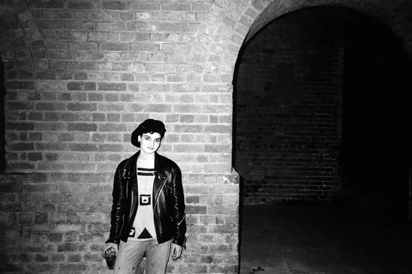 En hel ung Sinéad O'Connor, inden hun klippede håret af. Dokumentaren »Nothing Compares« skildrer sangerindens barske opvækst, hendes opgør med den katolske kirke og ikke mindst, hvordan hun blev udskammet af medierne i 90erne.