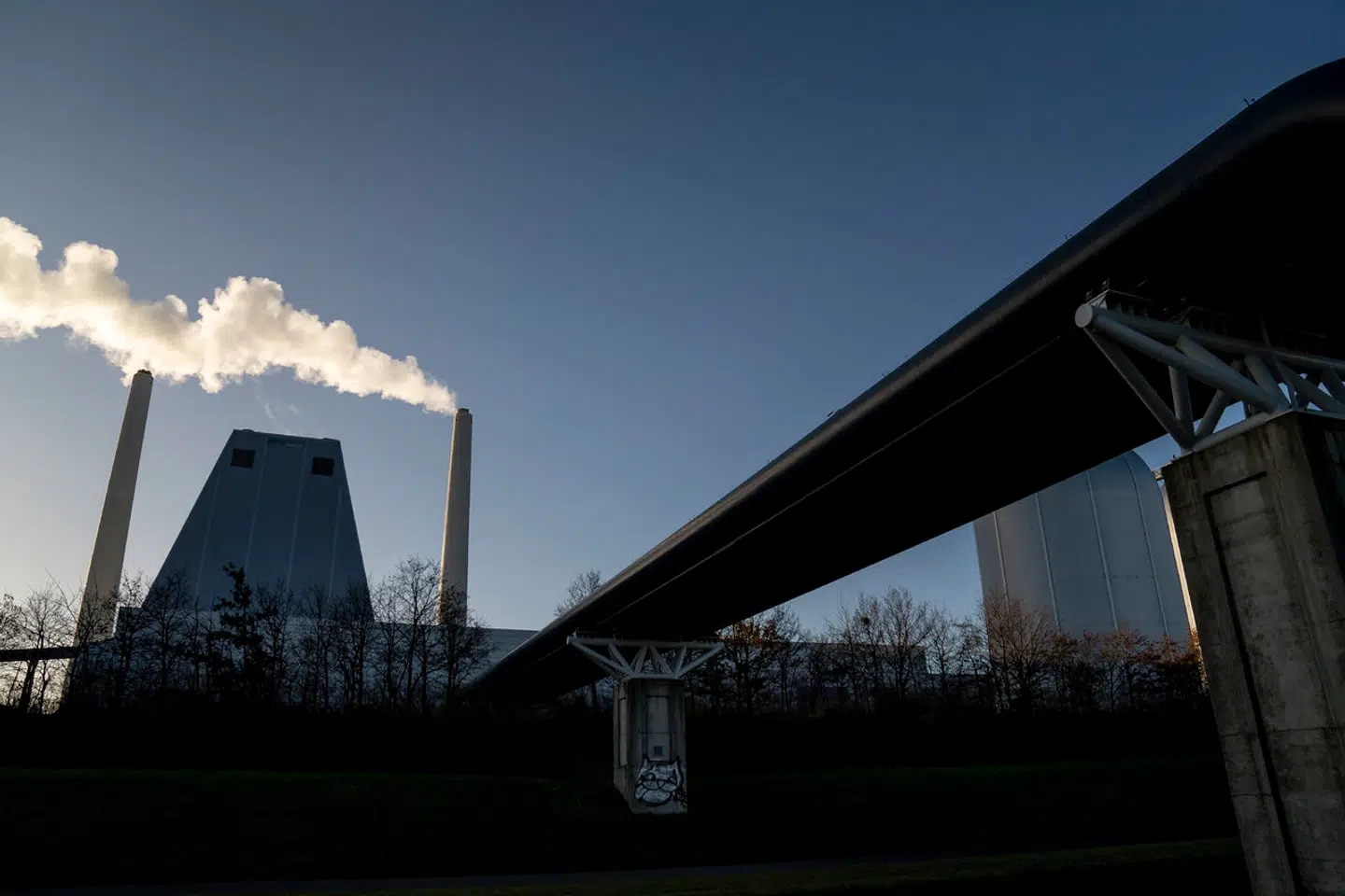 Tilsynet med de omkring 600 danske forsyningsselskaber, der sørger for el- varme og gas til danskerne, har været »helt utilstrækkeligt«, og det kan have kostet danske forbrugere penge, mener Statsrevisorerne. Her er det Avedøreværket på Avedøre Holme ved København. Om Ørsted, som ejer værket, er et af de selskaber, der ikke har fået tilstrækkeligt tilsyn, meldes der ikke noget om