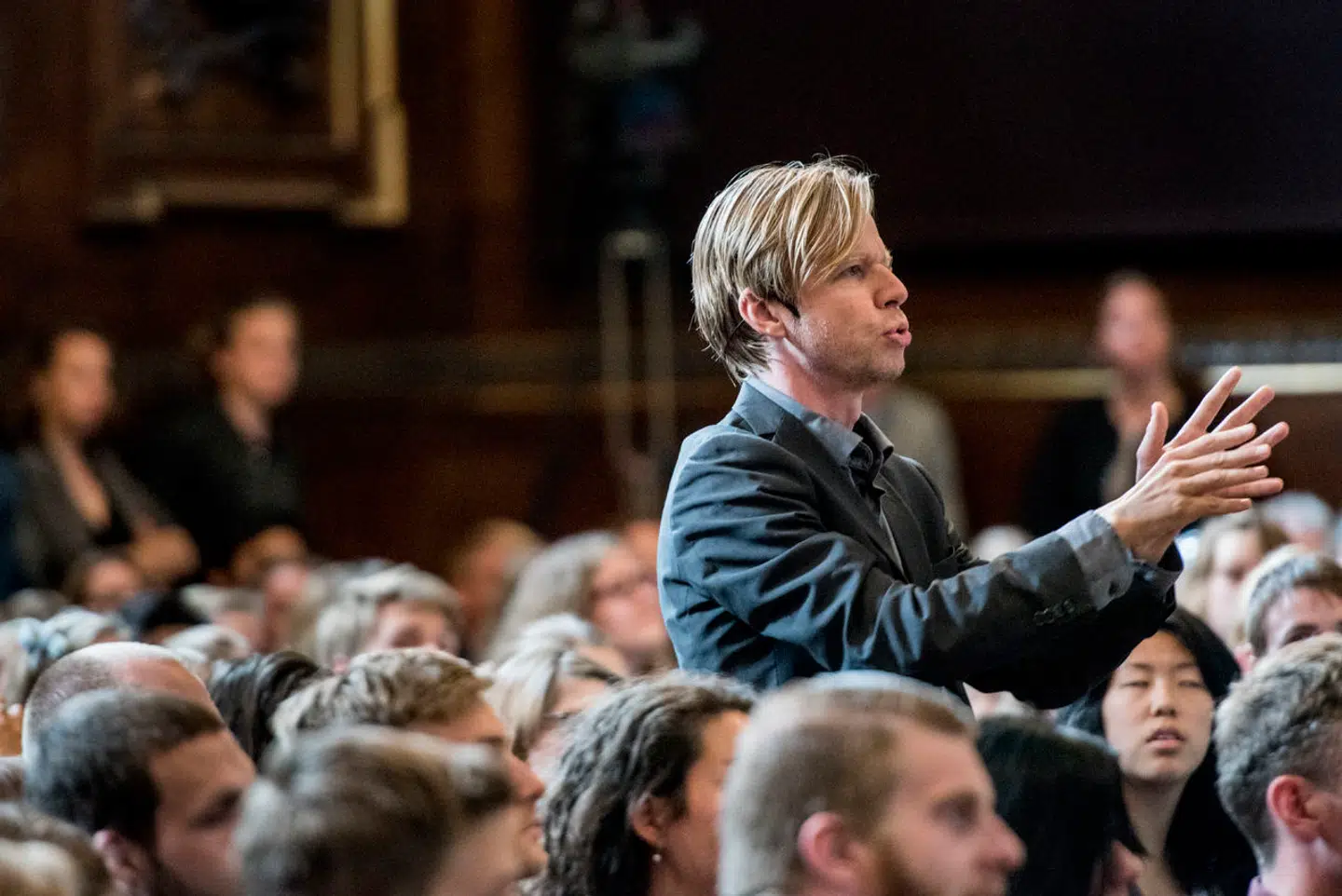 »Den offentlige samtale er hård, brutal, krænkende og i visse tidspunkter diskriminerende. Den rammer også visse målgrupper hårdere, såsom kvinder, unge mennesker og minoritetsetniske dansker. Men det betyder da ikke, at vi skal lukke for den offentlige samtale,« skriver Ali Aminali.