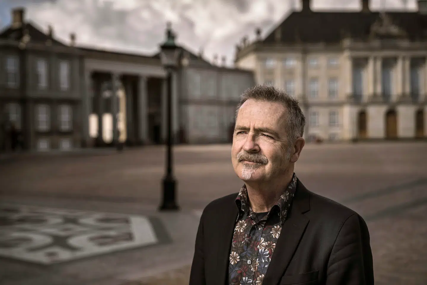 Adrian Lloyd Hughes, journalist. Han er kendt som vært på flere serier på DR2 og DR K som »Smagsdommerne« og »Kunstquiz«, og han er vært på P1-programmet »Klog på Sprog«.