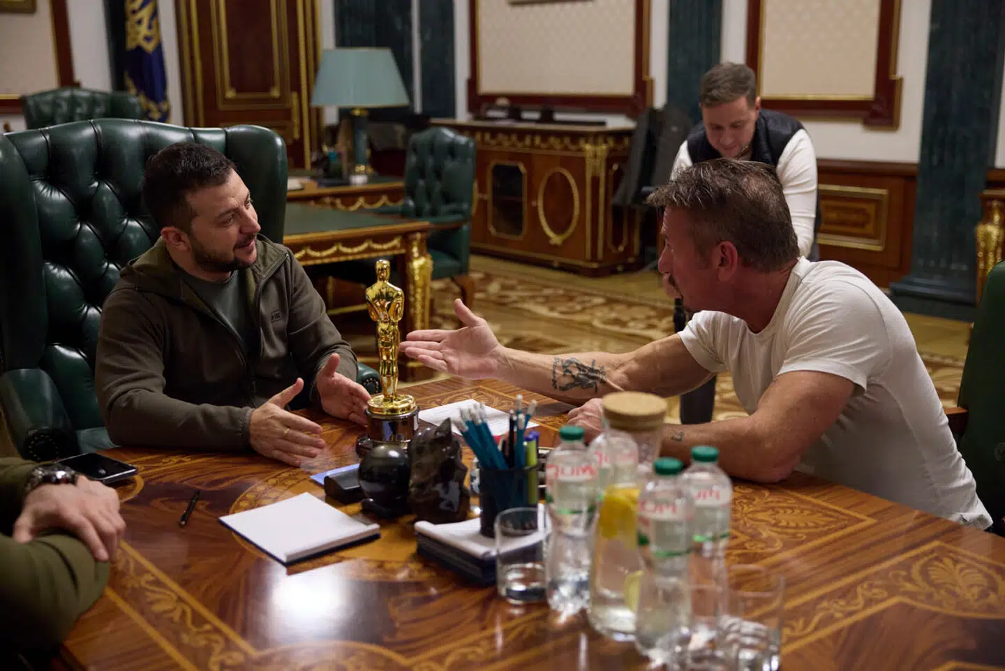 Zelenskyj og Sean Penn mødtes seks gange i Kyiv. Billedet her er udsendt af den ukrainske præsidents administration.