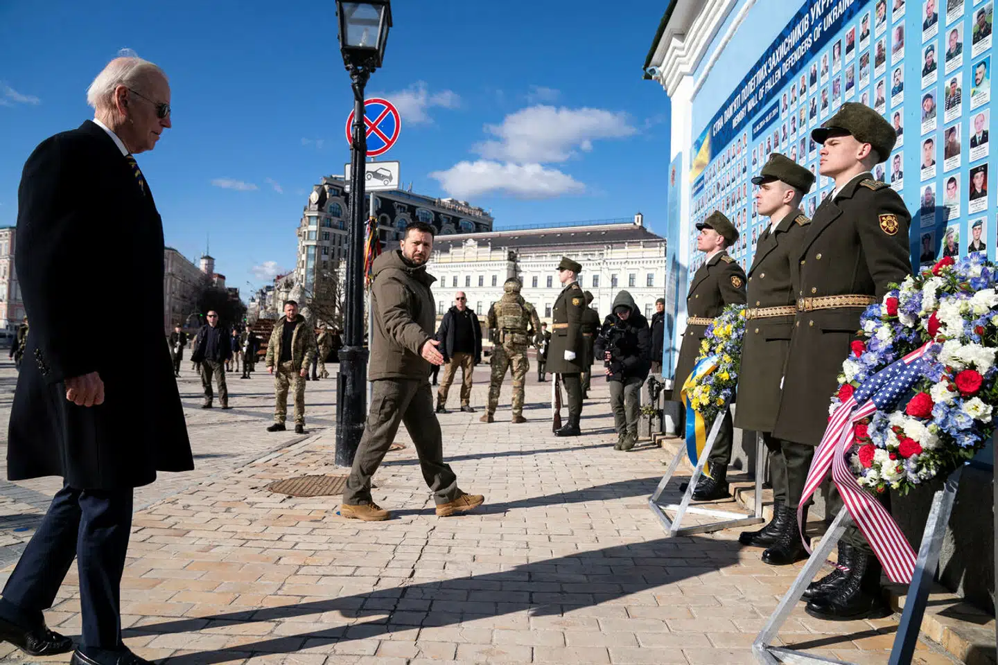 USAs præsident Biden kom mandag på overraskelsesbesøg i Ukraines hovedstad, Kyiv. Han besøgte blandt andet mindemuren for faldne ukrainske soldater uden for Sankt Michael-katedralen i Kyiv.