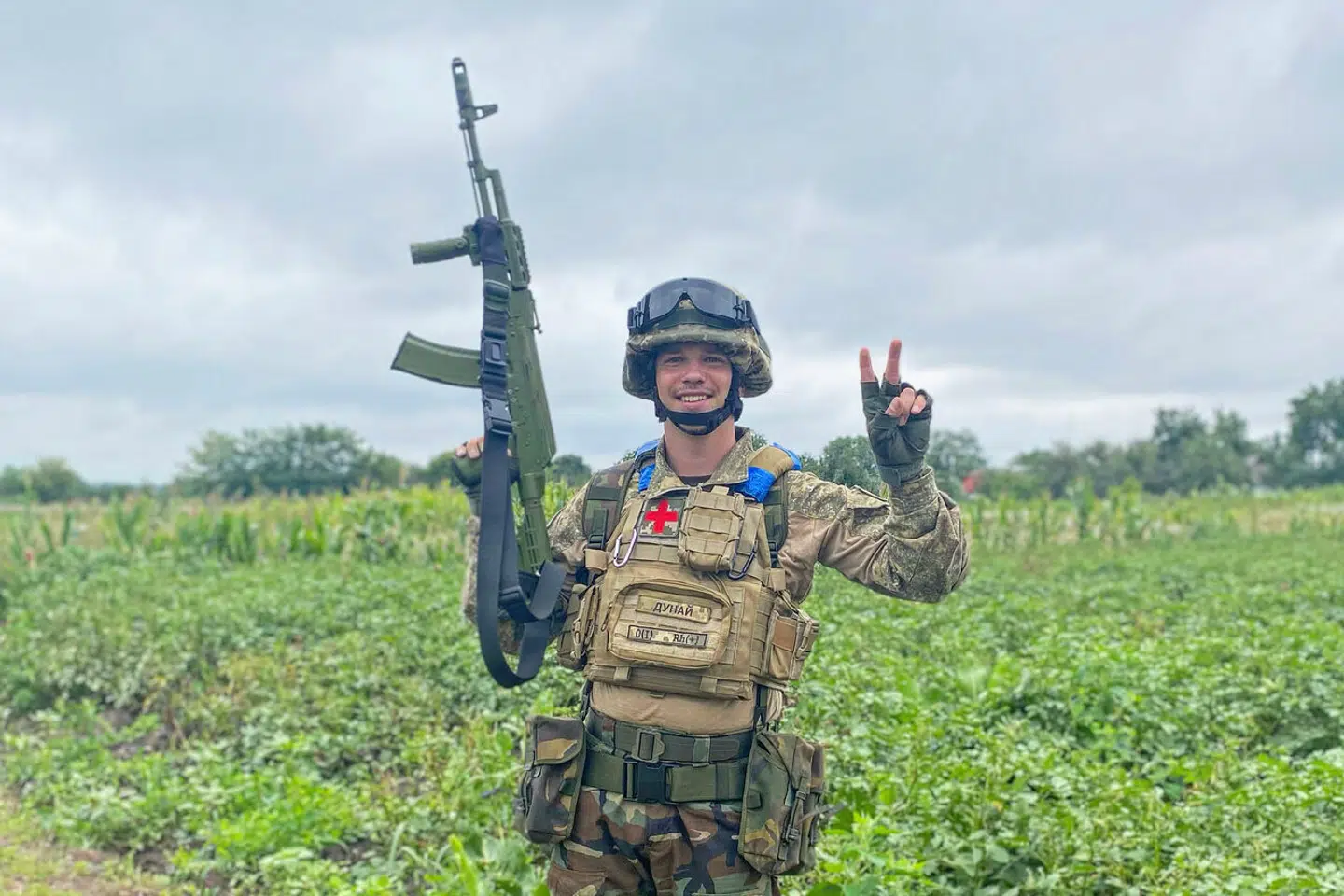 »Jeg hader stadig alt, der har med krig at gøre. Jeg mener oprigtigt, at du kan lære at elske, holde af og respektere hinanden uden at føre krig. Så dette er en styrkeprøve og en stor læreproces. Prisen er høj og smertefuld,« skriver Vladyslav Dunaienko, der var journalist før krigsudbruddet og siden har været feltmediciner i den ukrainske hær.