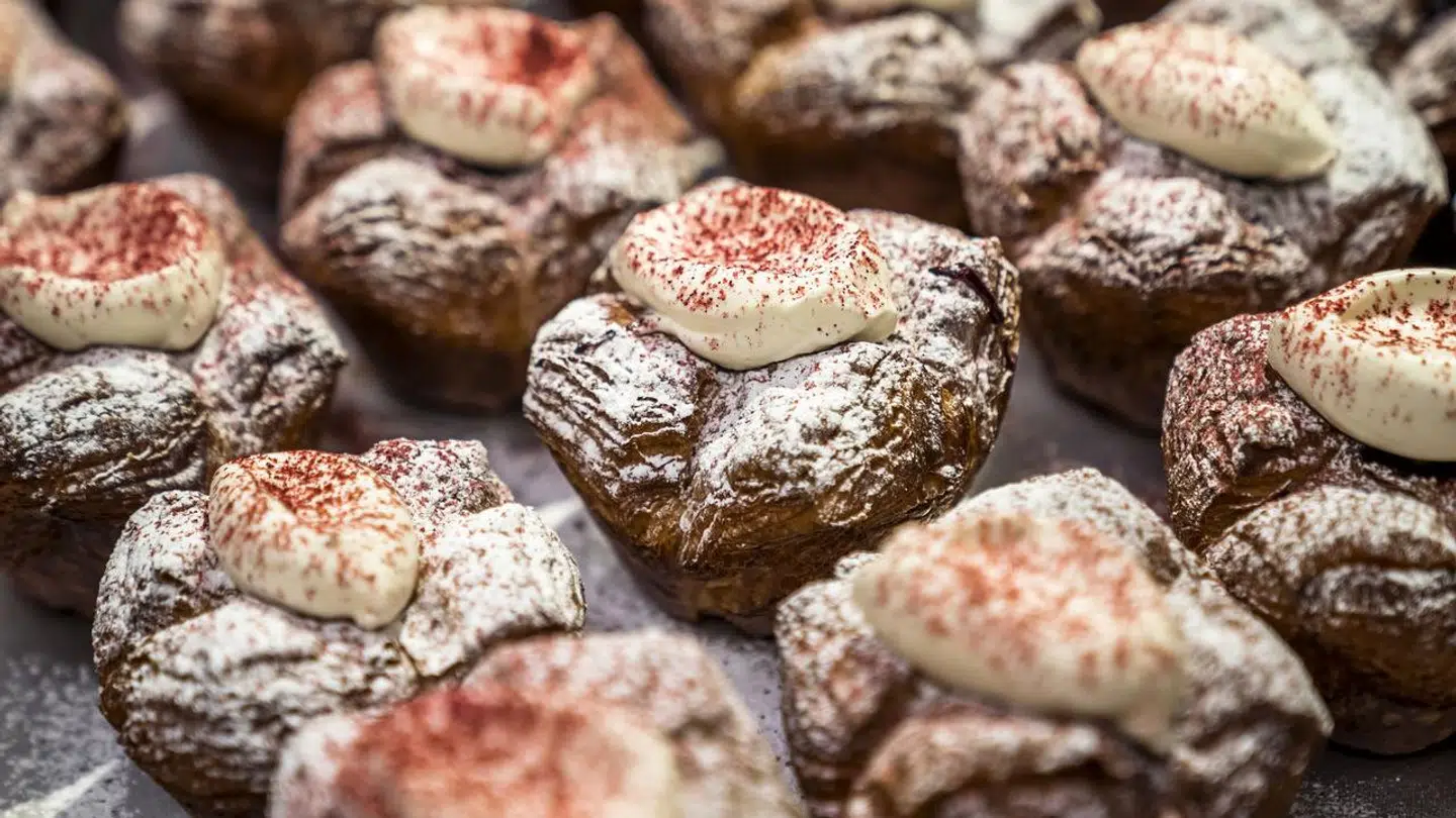 BBC har besøgt et af de populære steder at købe fastelavnsboller i København, Hart Bageri. Her forventer de at have solgt 40.000 boller, når sæsonen er slut.