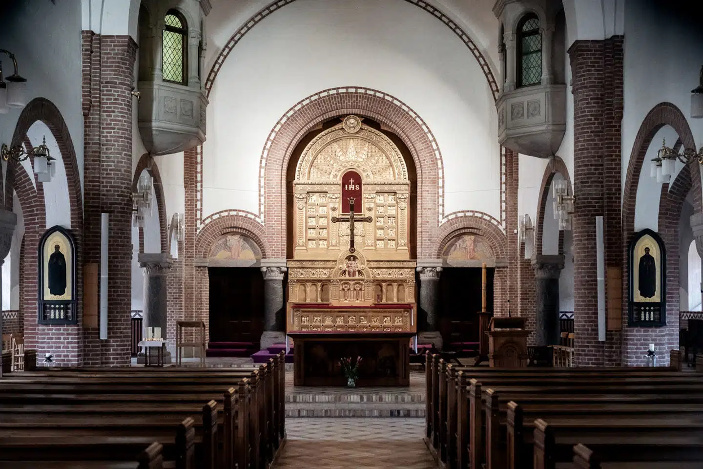 Niels Steensens Grundskole og Gymnasium er tæt forbundet til den katolske jesuit-orden. Ordnen ejer skolens grund og udpeger også størstedele af skolens bestyrelse. På skolens grund er også den katolske kirke – Sankt Augustins Kirke.