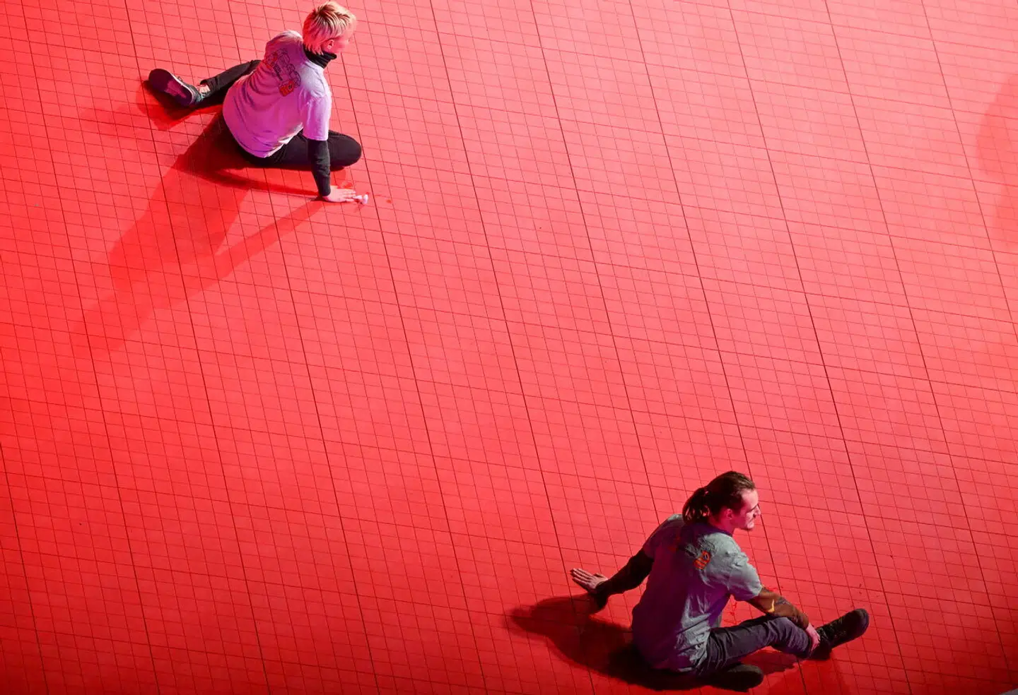 Aktivister limede sig fast til den røde lørdag, da den tyske filmfestival, Berlinalen skulle starte torsdag. Politiet fik hurtigt afspærret området, så festen kunne fortsætte, mens demonstranterne blev skåret fri.